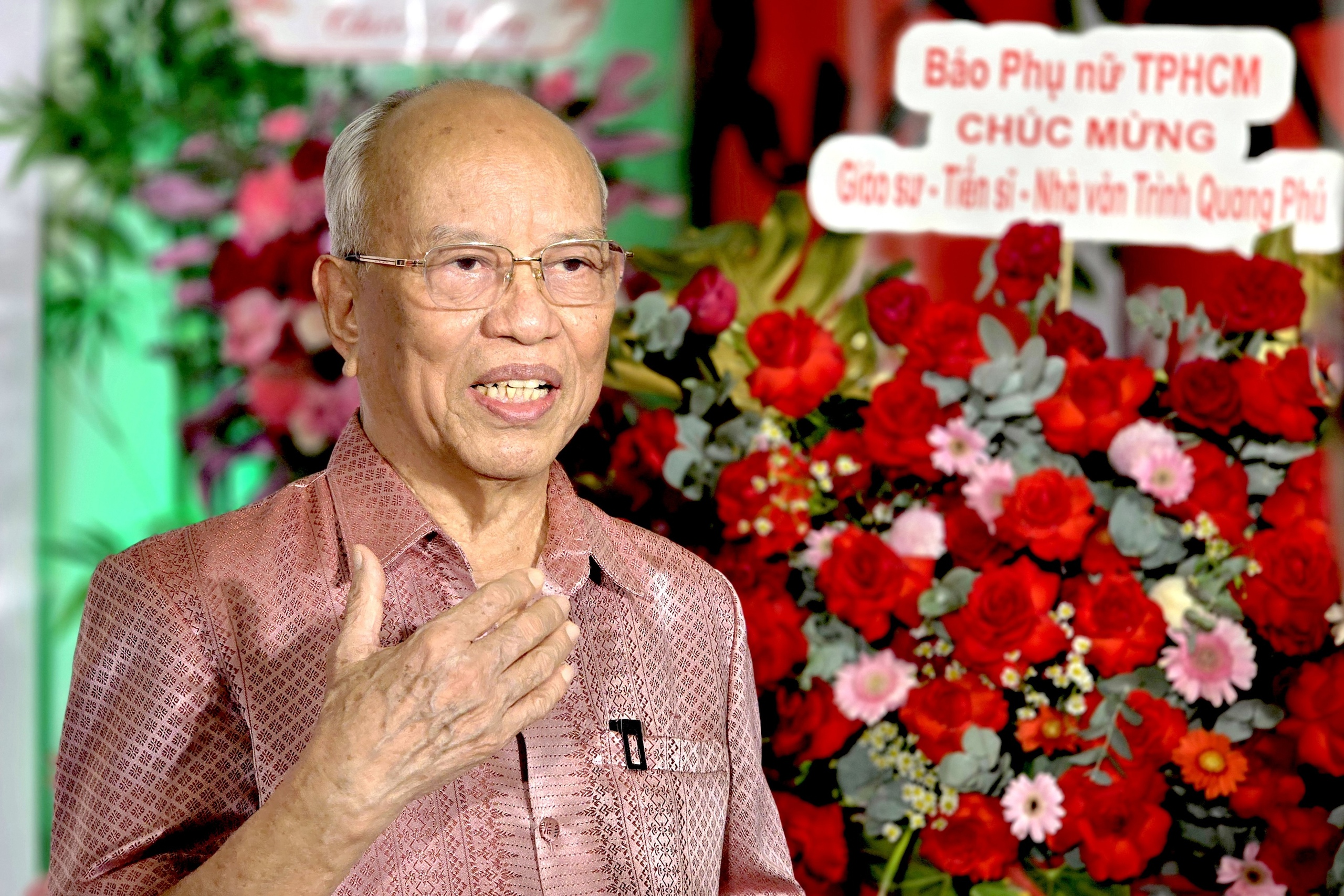 Theo dấu chân Người tái bản lần 9, có bản tiếng Anh - Ảnh 1. Theo dấu chân Người - Ảnh 1.