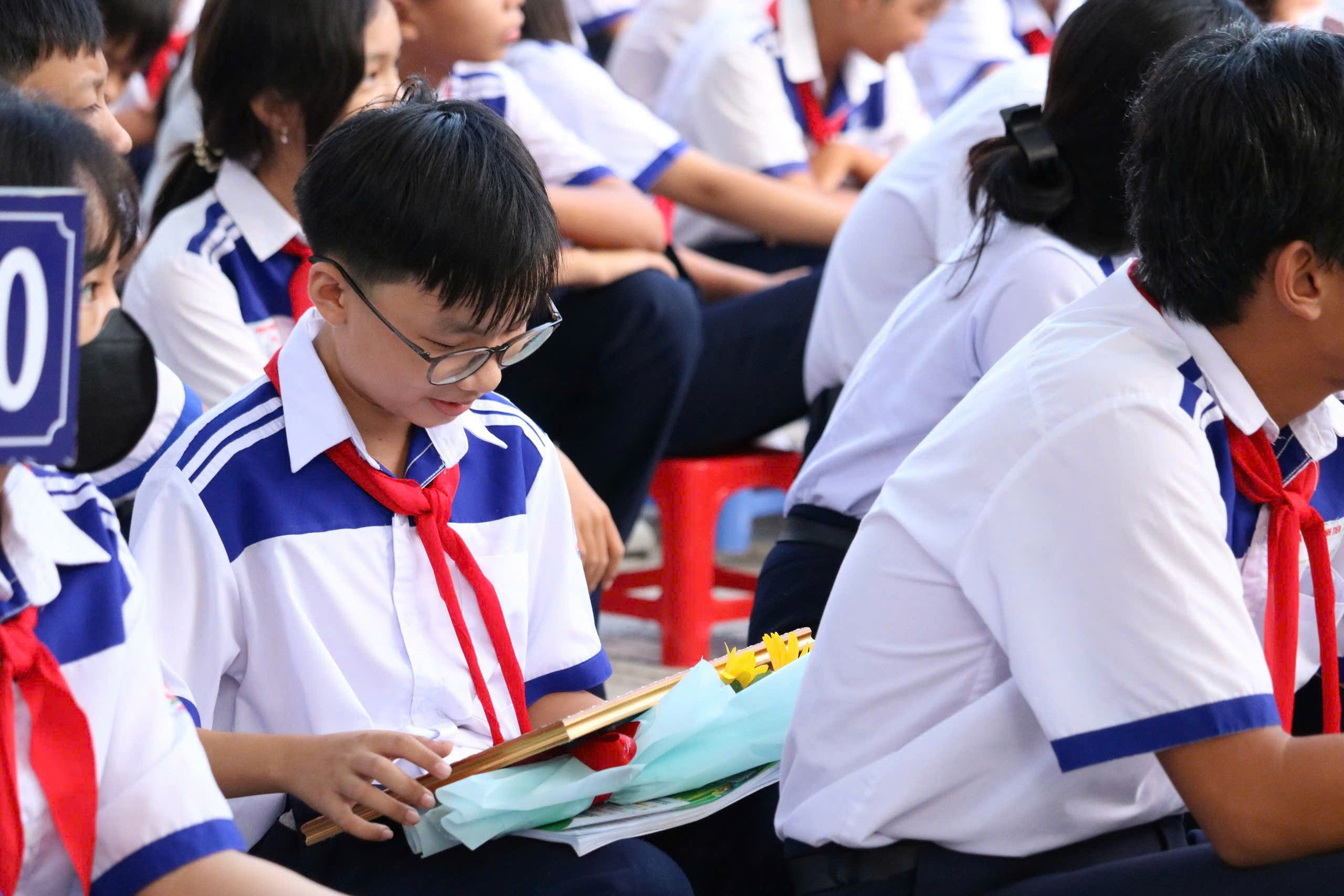 Nguyễn Hoàng Quỳnh Anh, cô bé lớp 2 đoạt giải kể chuyện sách thiếu nhi - Ảnh 4. Nguyễn Hoàng Quỳnh Anh, cô bé lớp 2 đoạt giải kể chuyện sách thiếu nhi - Ảnh 3.