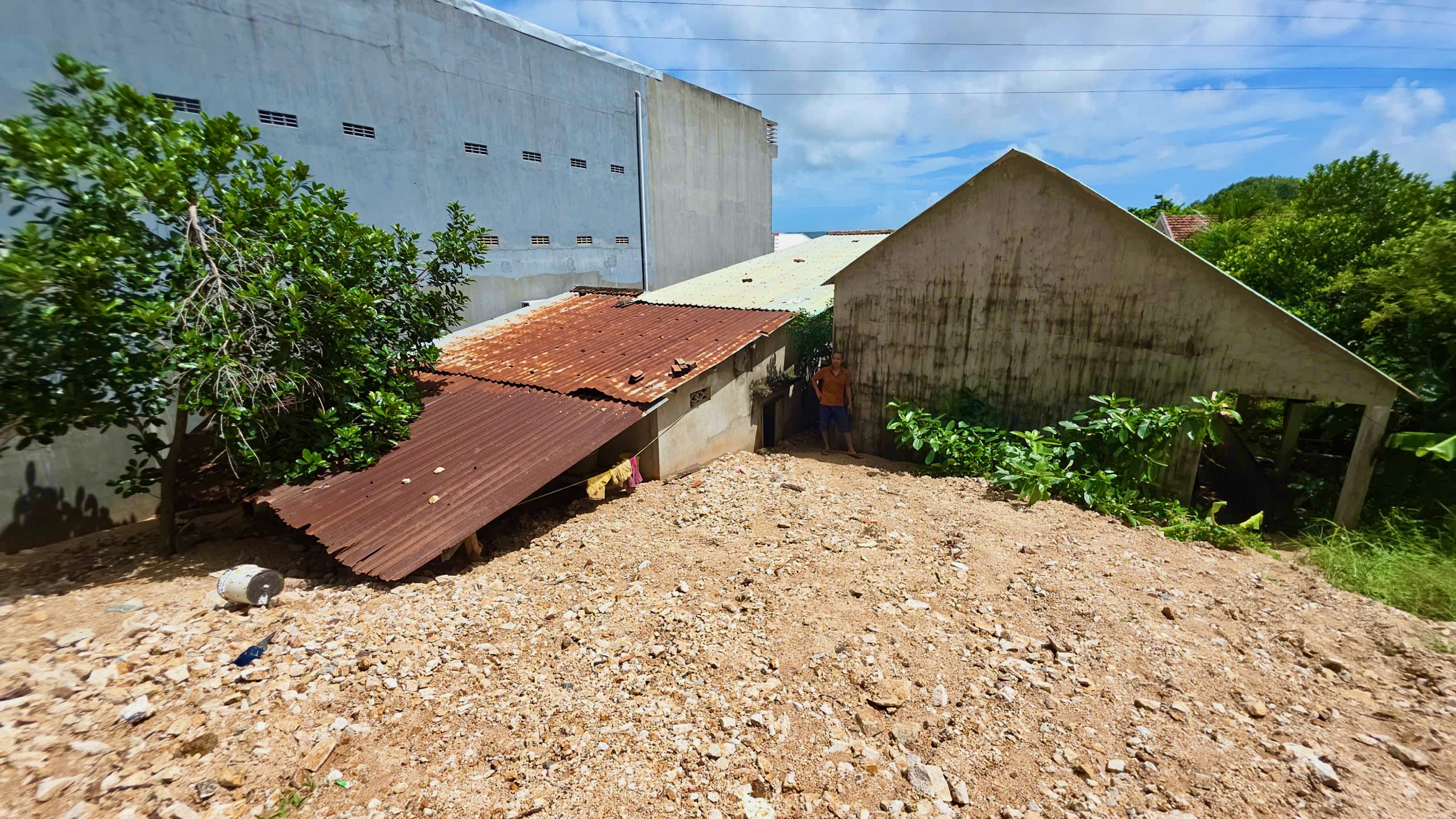 Nửa đêm, dân tháo chạy vì bùn đất từ công trường cao tốc Quy Nhơn - Chí Thạnh ập xuống nhà- Ảnh 3. Nửa đêm, dân tháo chạy vì bùn đất từ công trường cao tốc Quy Nhơn - Chí Thạnh ập xuống nhà- Ảnh 3.