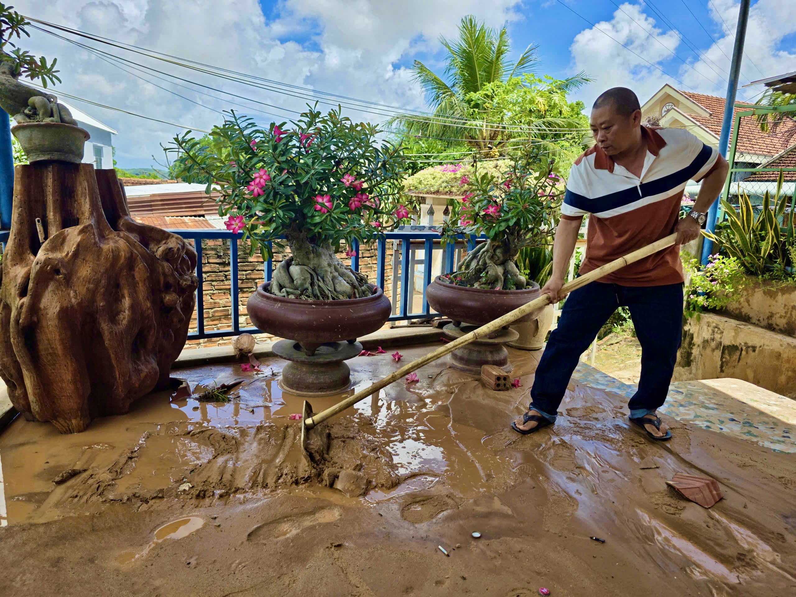 Nửa đêm, dân tháo chạy vì bùn đất từ công trường cao tốc Quy Nhơn - Chí Thạnh ập xuống nhà- Ảnh 5. Nửa đêm, dân tháo chạy vì bùn đất từ công trường cao tốc Quy Nhơn - Chí Thạnh ập xuống nhà- Ảnh 5.