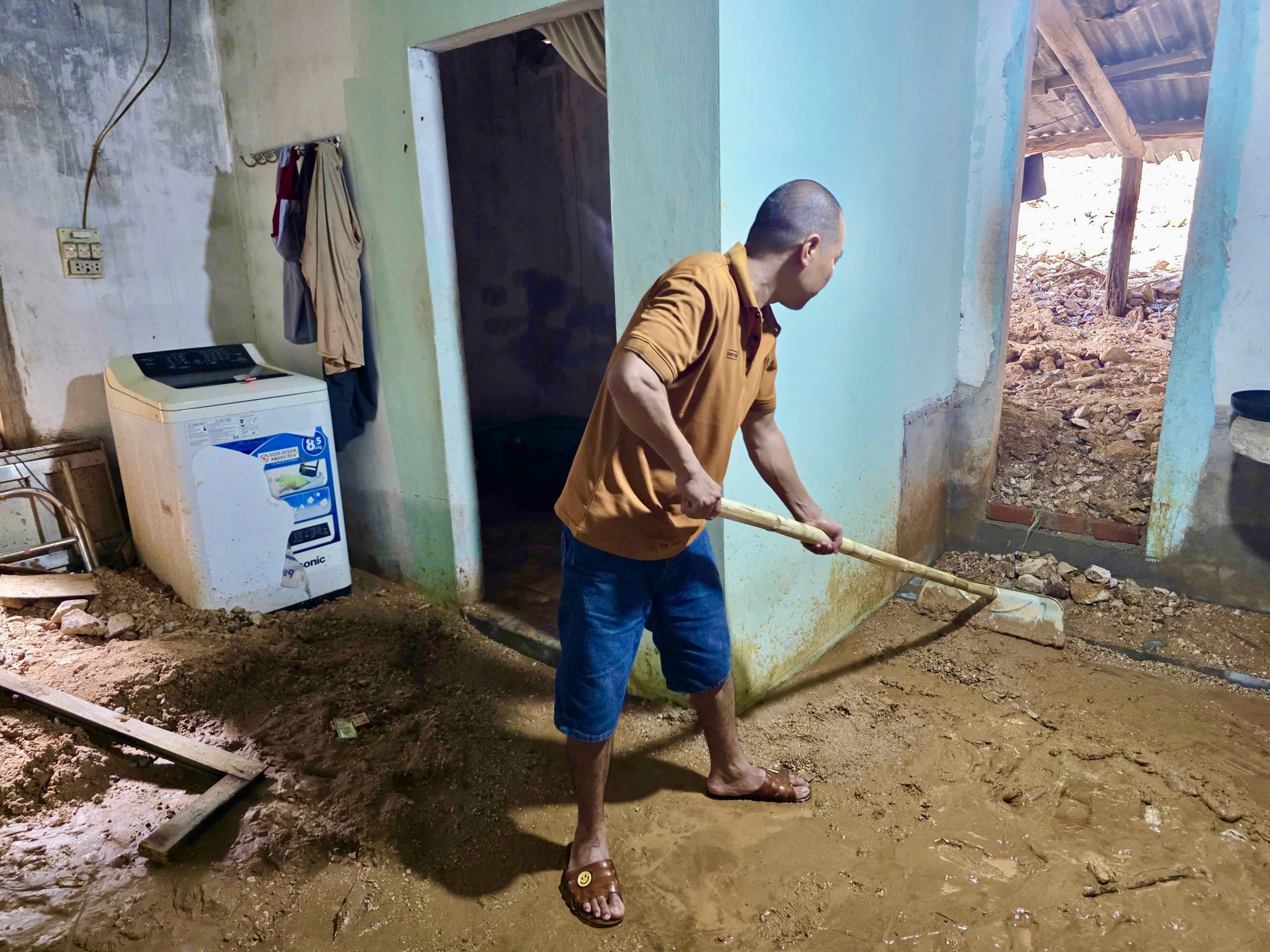 Nửa đêm, dân tháo chạy vì bùn đất từ công trường cao tốc Quy Nhơn - Chí Thạnh ập xuống nhà- Ảnh 2. Nửa đêm, dân tháo chạy vì bùn đất từ công trường cao tốc Quy Nhơn - Chí Thạnh ập xuống nhà- Ảnh 2.