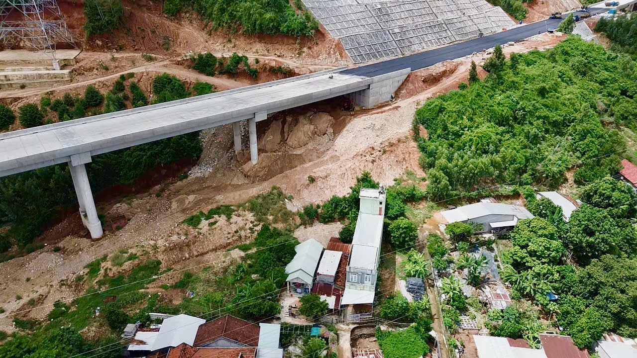 Nửa đêm, dân tháo chạy vì bùn đất từ công trường cao tốc Quy Nhơn - Chí Thạnh ập xuống nhà- Ảnh 1. Nửa đêm, dân tháo chạy vì bùn đất từ công trường cao tốc Quy Nhơn - Chí Thạnh ập xuống nhà - Ảnh 1.
