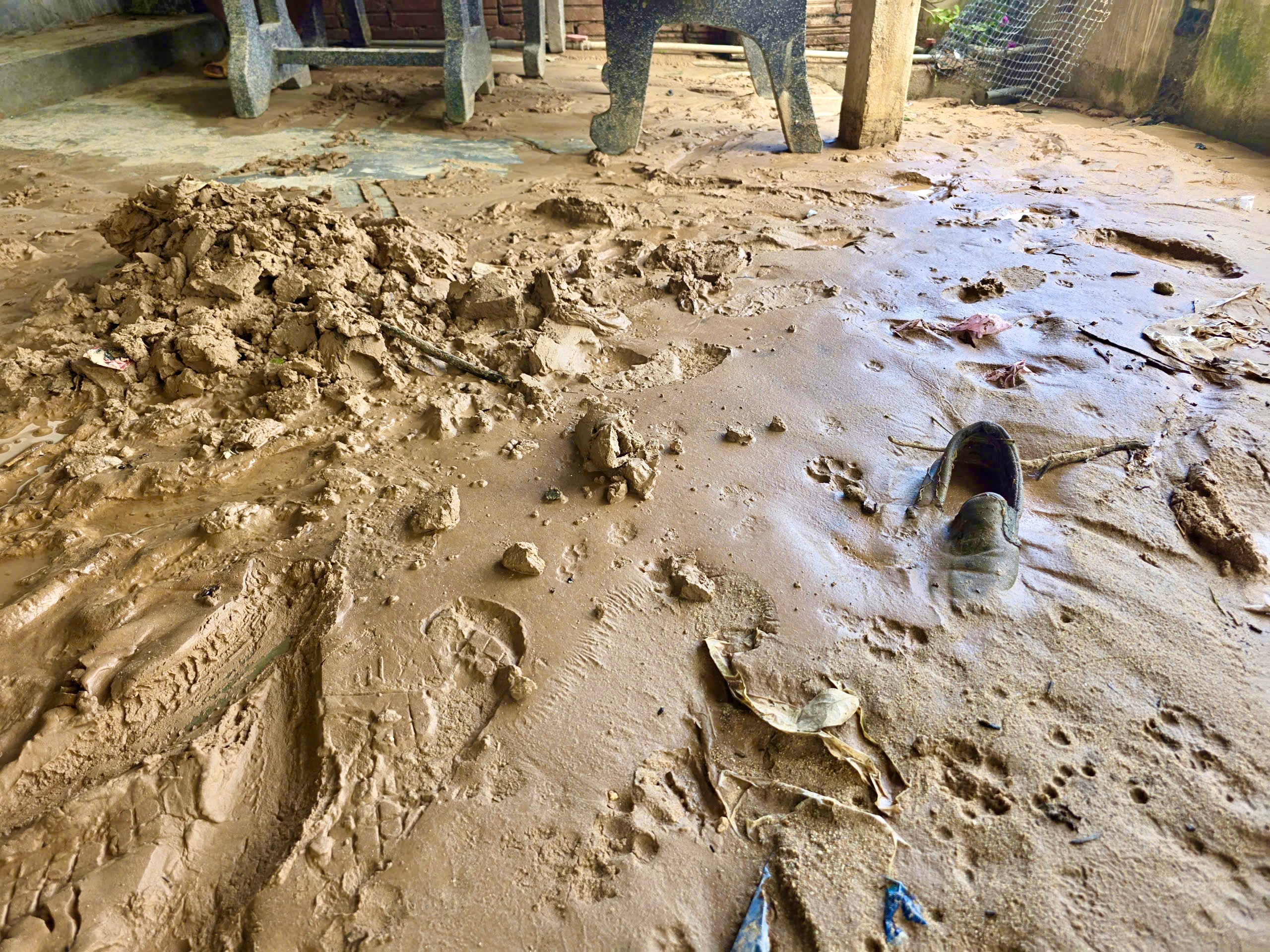 Nửa đêm, dân tháo chạy vì bùn đất từ công trường cao tốc Quy Nhơn - Chí Thạnh ập xuống nhà- Ảnh 6. Nửa đêm, dân tháo chạy vì bùn đất từ công trường cao tốc Quy Nhơn - Chí Thạnh ập xuống nhà- Ảnh 6.