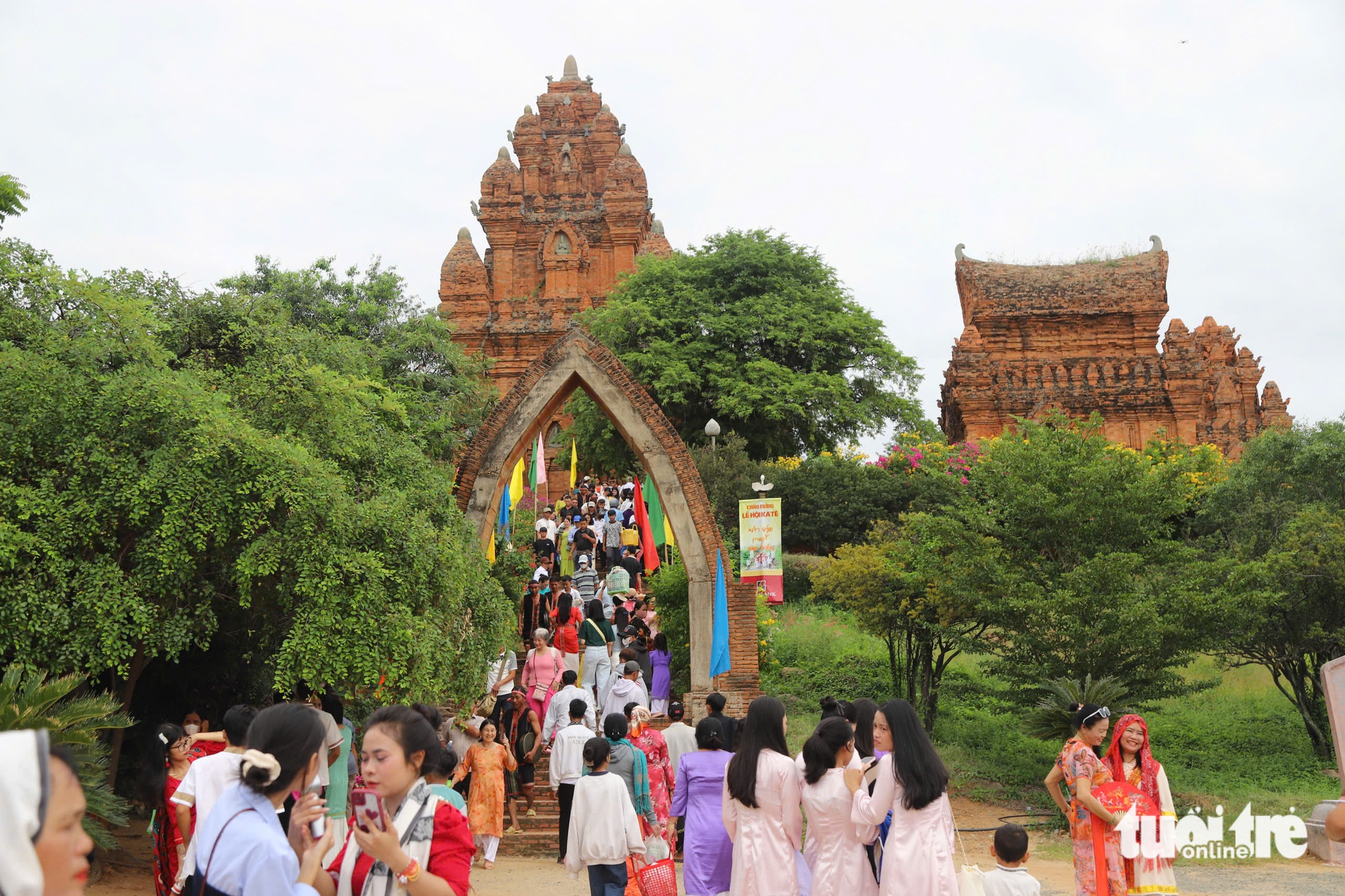 Du khách say mê với sắc màu lễ hội Katê 2025- Ảnh 1. Du khách say mê với sắc màu lễ hội Katê 2025- Ảnh 1.