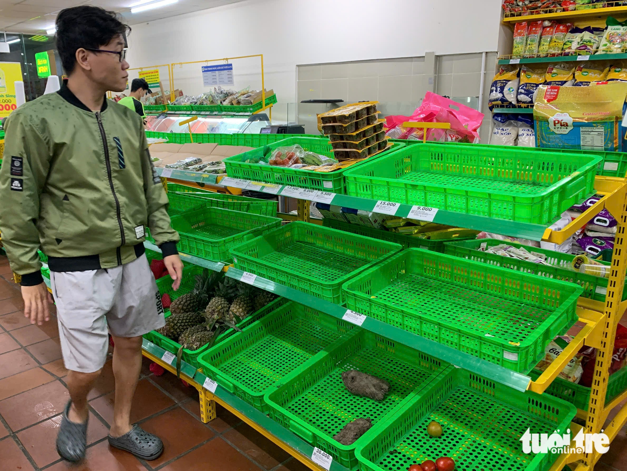 Đà Nẵng: Người dân đổ xô mua thực phẩm tích trữ trước bão, rau xanh 'cháy hàng' - Ảnh 6.
