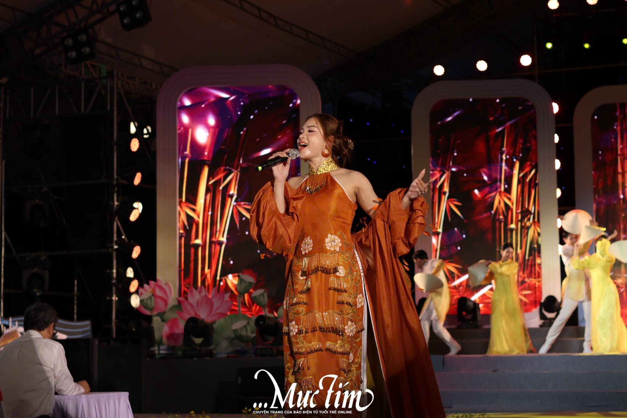 Những ngày văn học - nghệ thuật TP.HCM khép lại bằng chương trình nghệ thuật đặc sắc- Ảnh 6.