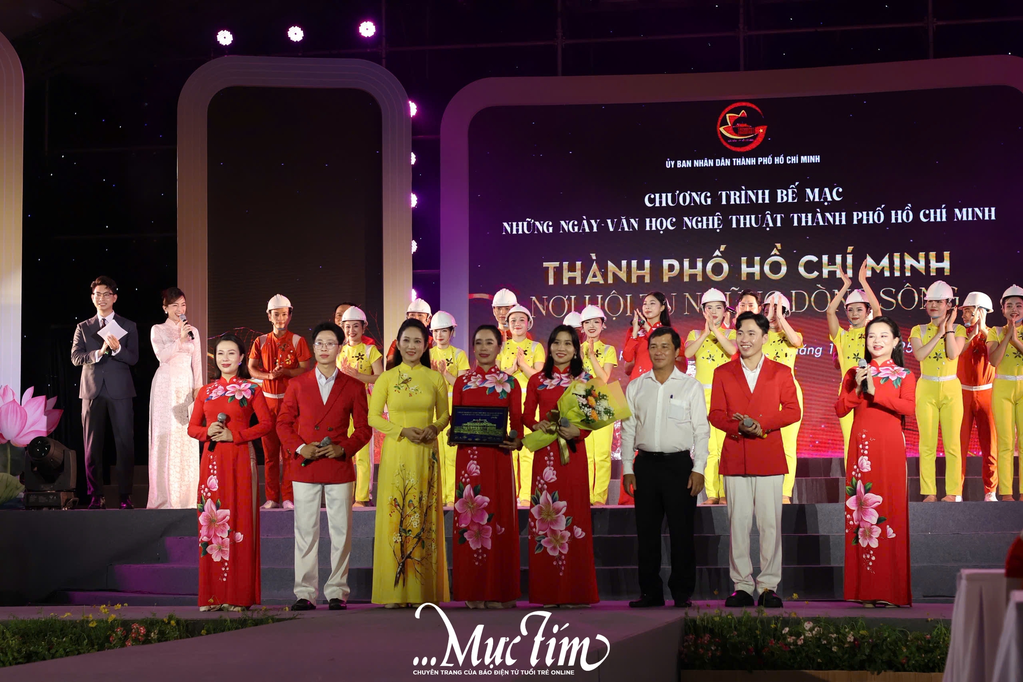 Những ngày văn học - nghệ thuật TP.HCM khép lại bằng chương trình nghệ thuật đặc sắc- Ảnh 13.