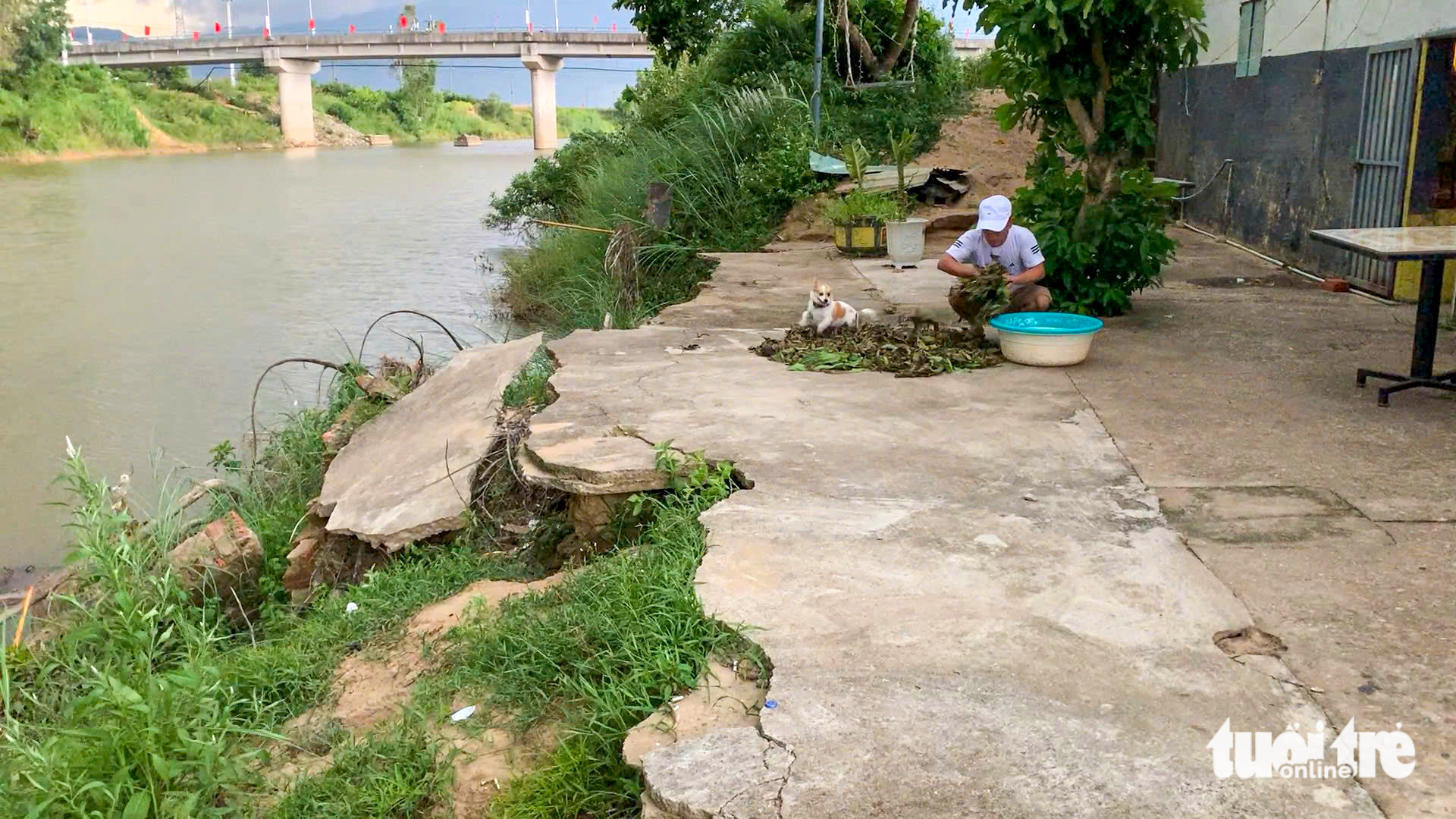 Người dân thấp thỏm bên bờ sông sạt lở trước bão Thần Gió - Ảnh 3.
