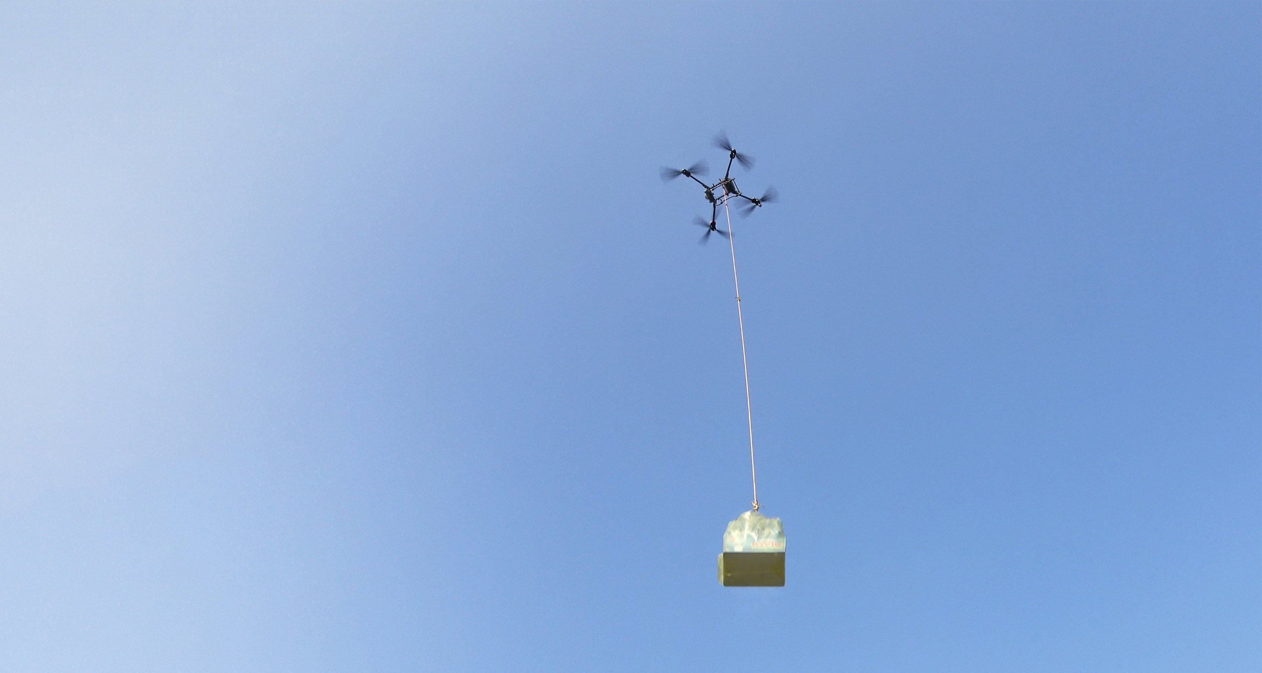 Drone vận chuyển hàng hóa cho mùa lũ