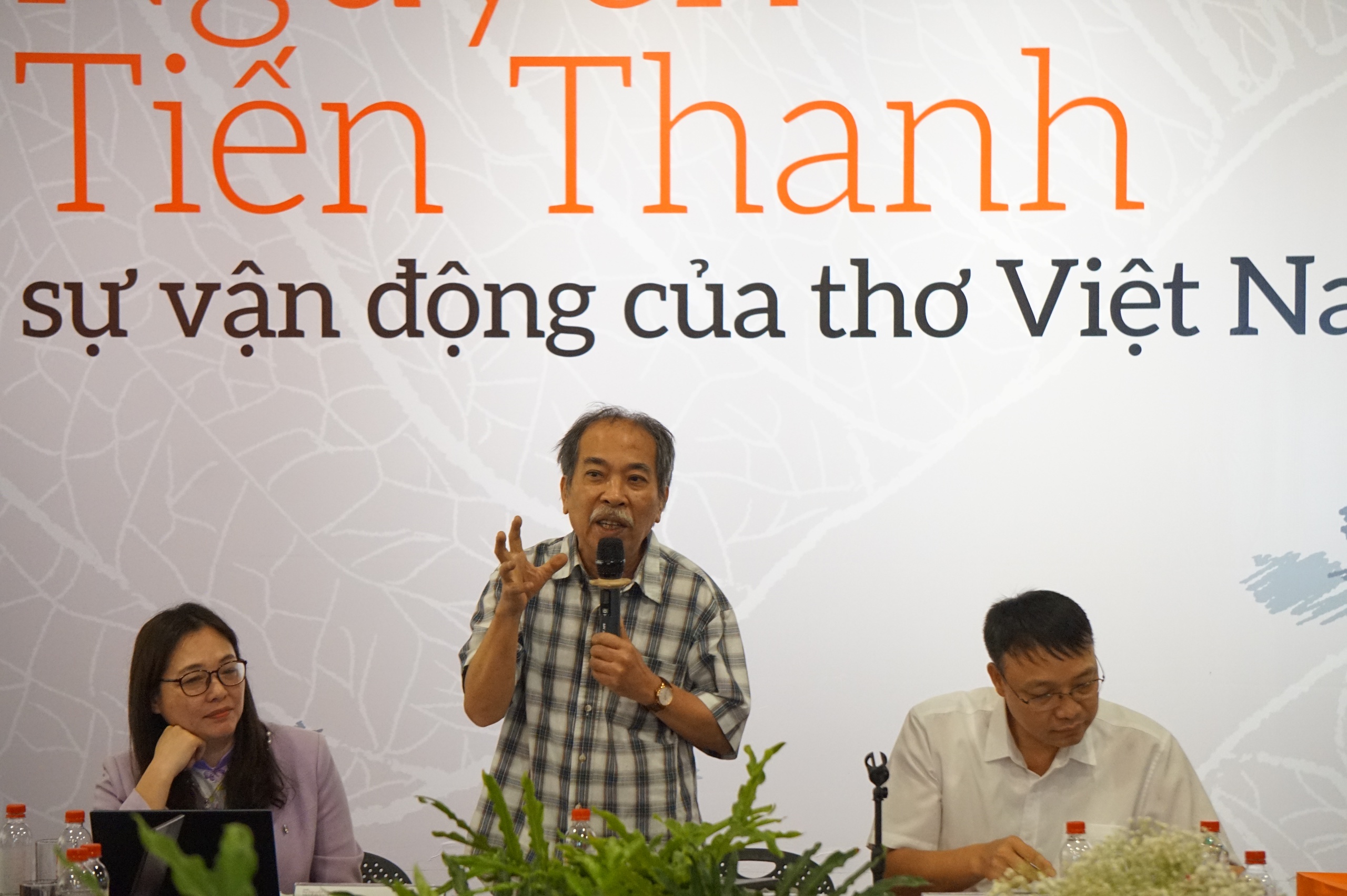 Mong Nguyễn Tiến Thanh ‘đốt thơ mình’ - Ảnh 1. Nguyễn Tiến Thanh - Ảnh 1.