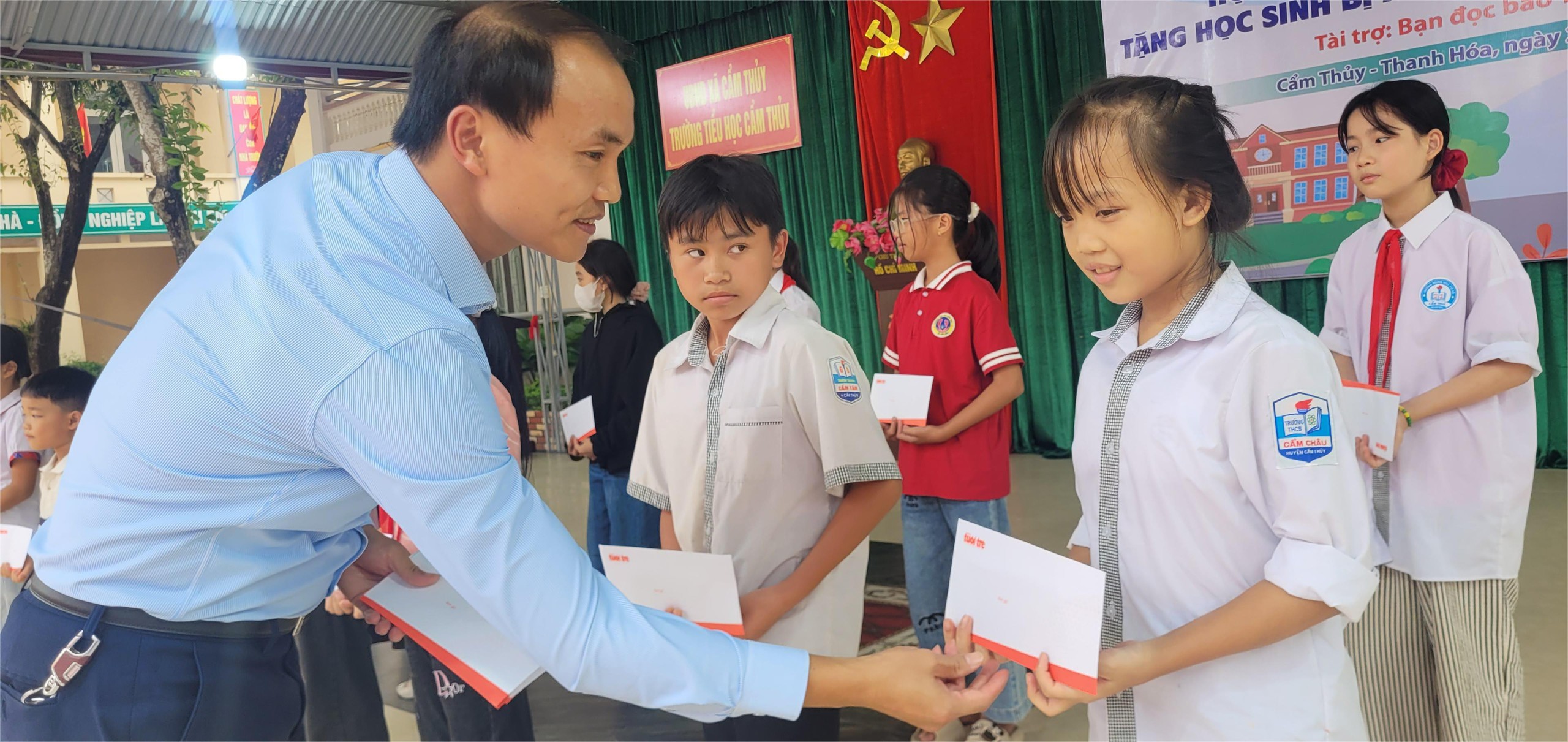 70 suất học bổng 'Ngăn dòng bỏ học’ đến với học sinh miền núi Thanh Hóa - Ảnh 6.