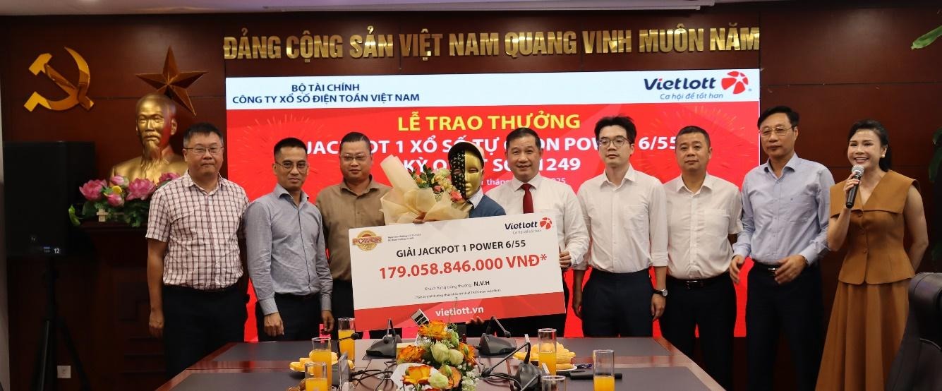 Thầy giáo ở Đà Nẵng trúng vé số độc đắc của Vietlott hơn 179 tỉ đồng - Ảnh 1.