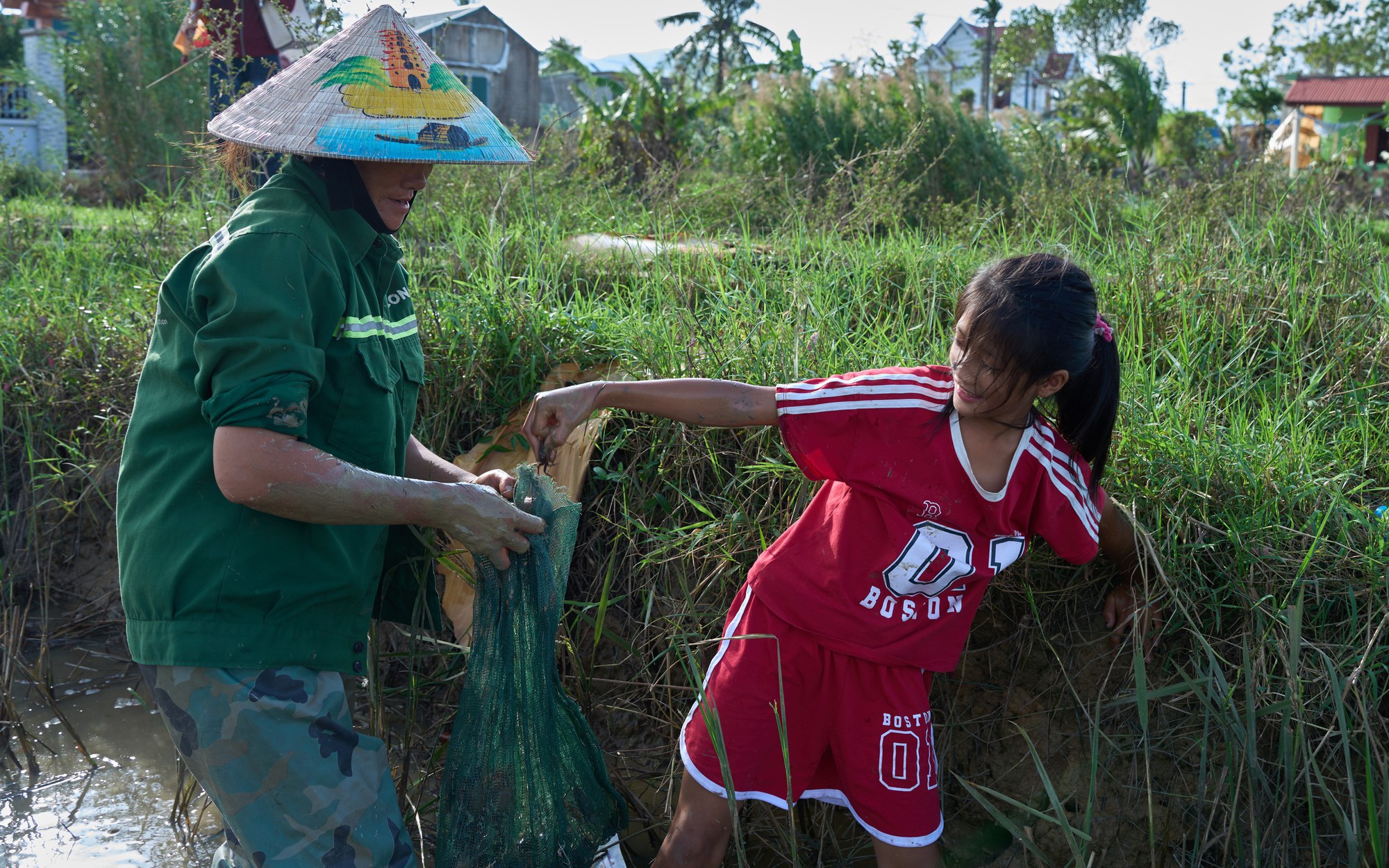 Làm nhiều việc để được đến trường - Ảnh 2.