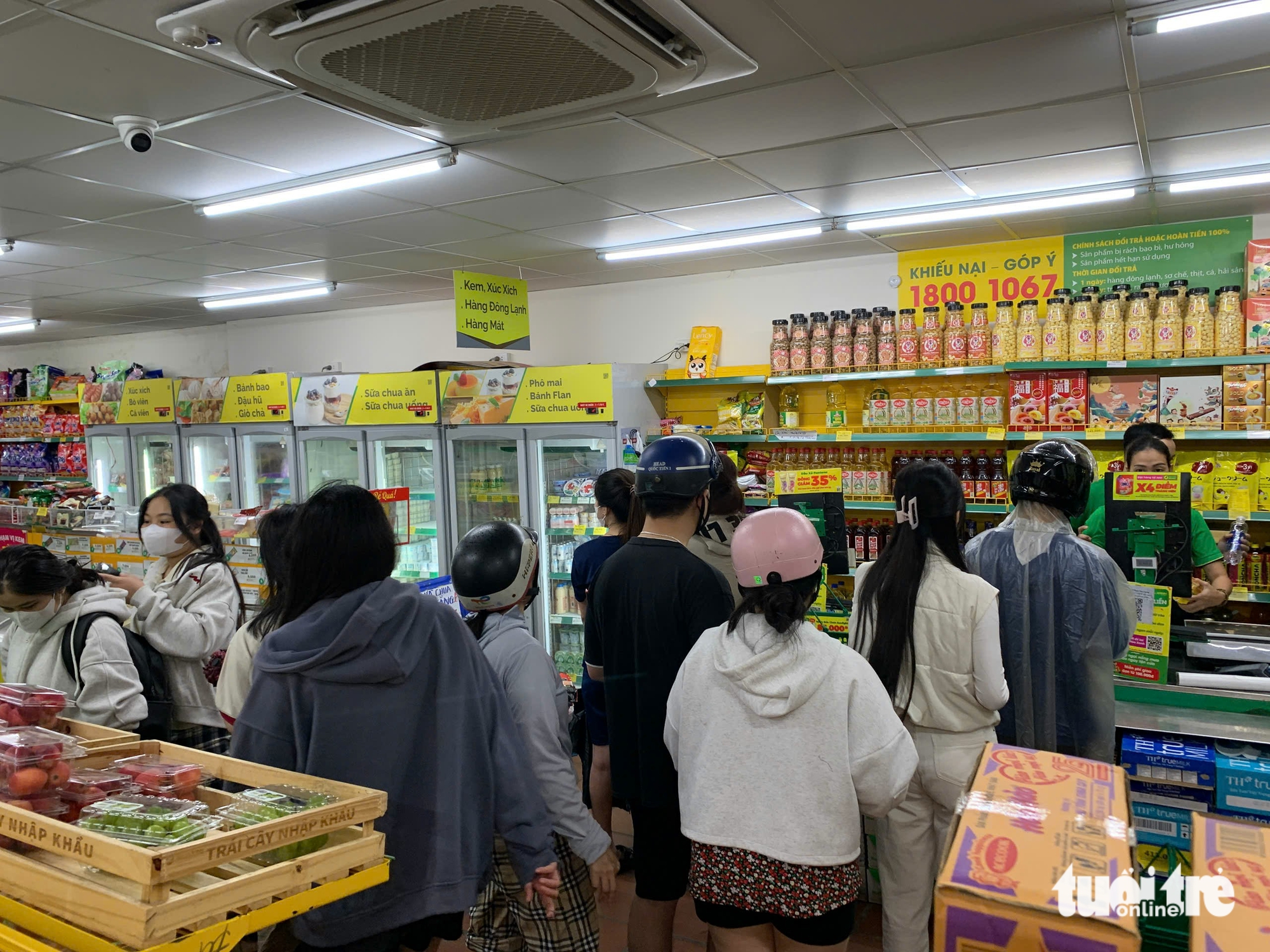 Da Nang residents stock up ahead of storm Fengshen- Ảnh 2. Da Nang residents stock up ahead of storm Fengshen- Ảnh 2.