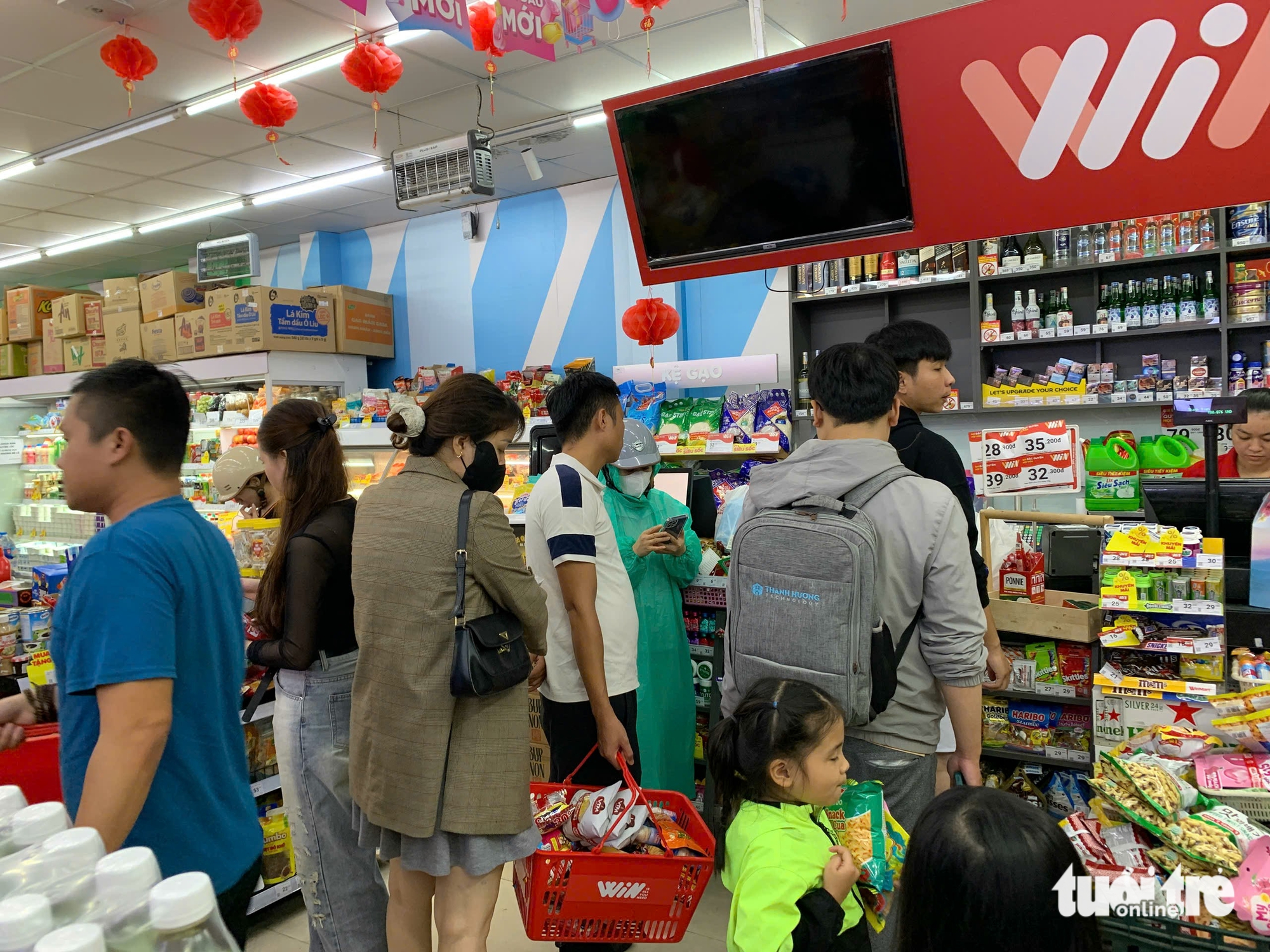 Da Nang residents stock up ahead of storm Fengshen- Ảnh 3. Da Nang residents stock up ahead of storm Fengshen- Ảnh 3.