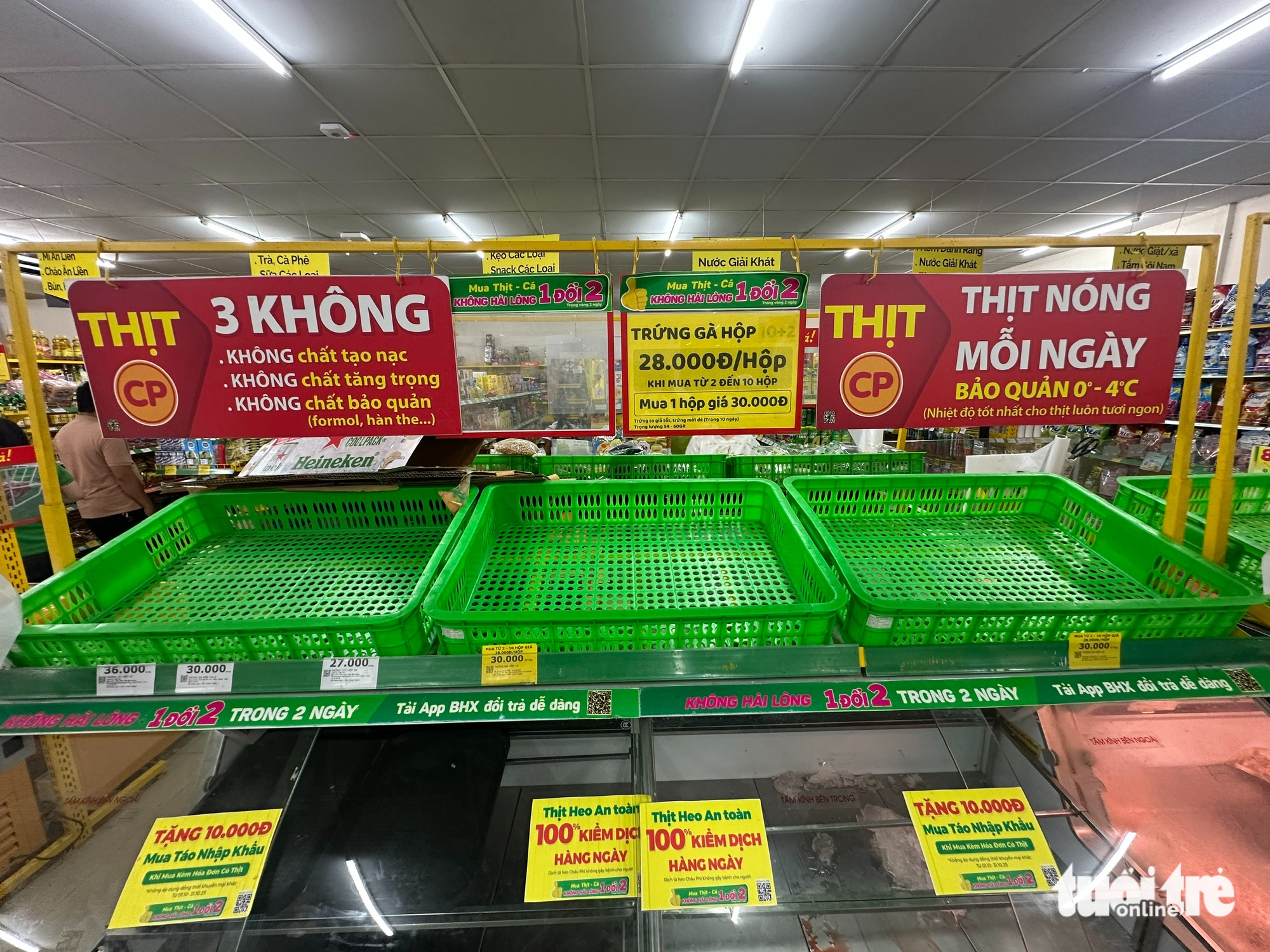 Da Nang residents stock up ahead of storm Fengshen- Ảnh 4. Da Nang residents stock up ahead of storm Fengshen- Ảnh 4.