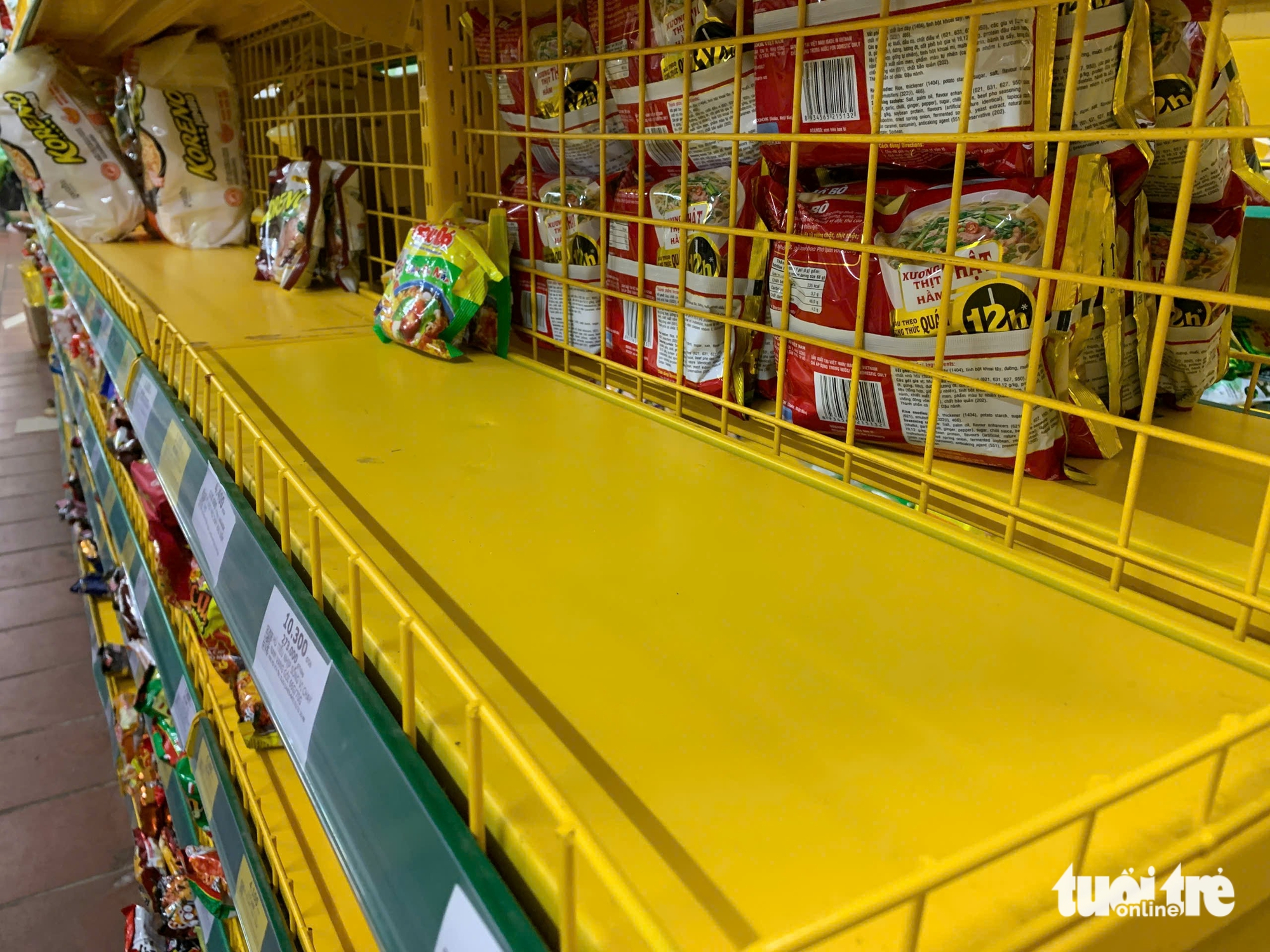 Da Nang residents stock up ahead of storm Fengshen- Ảnh 8. Da Nang residents stock up ahead of storm Fengshen- Ảnh 8.