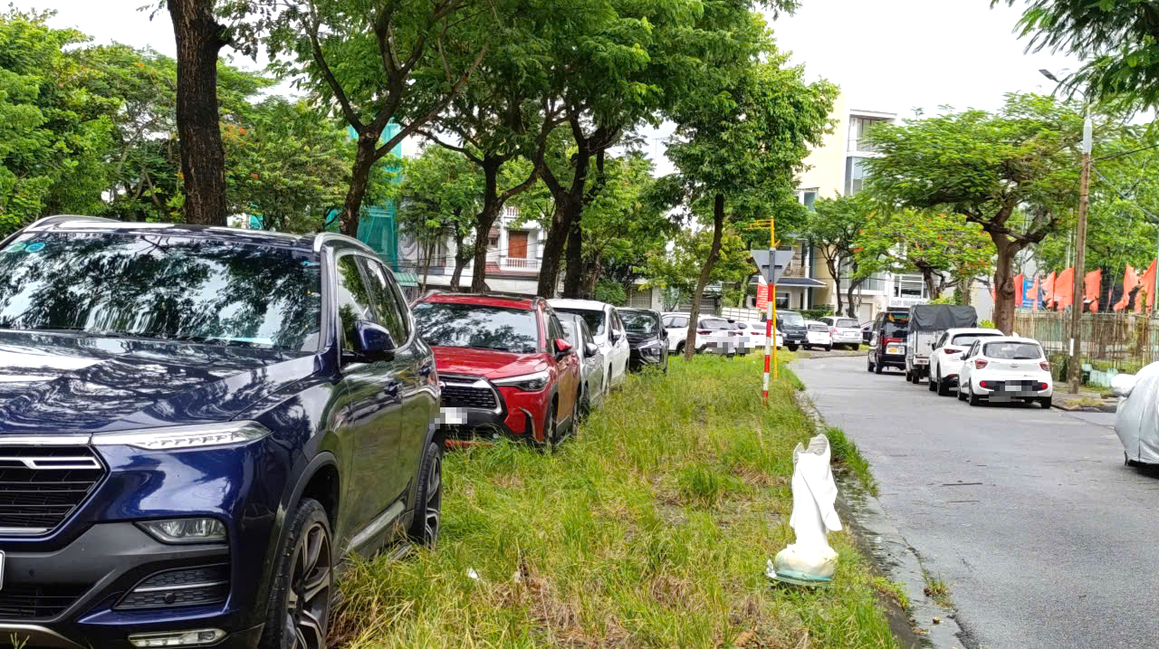 Da Nang residents move cars to higher ground as storm Fengshen nears- Ảnh 2. Da Nang residents move cars to higher ground as storm Fengshen nears- Ảnh 2.