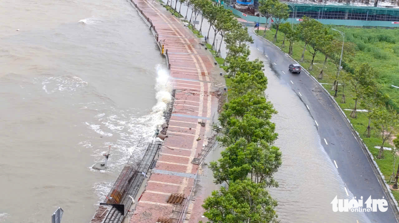 Da Nang residents move cars to higher ground as storm Fengshen nears- Ảnh 7. Da Nang residents move cars to higher ground as storm Fengshen nears- Ảnh 7.
