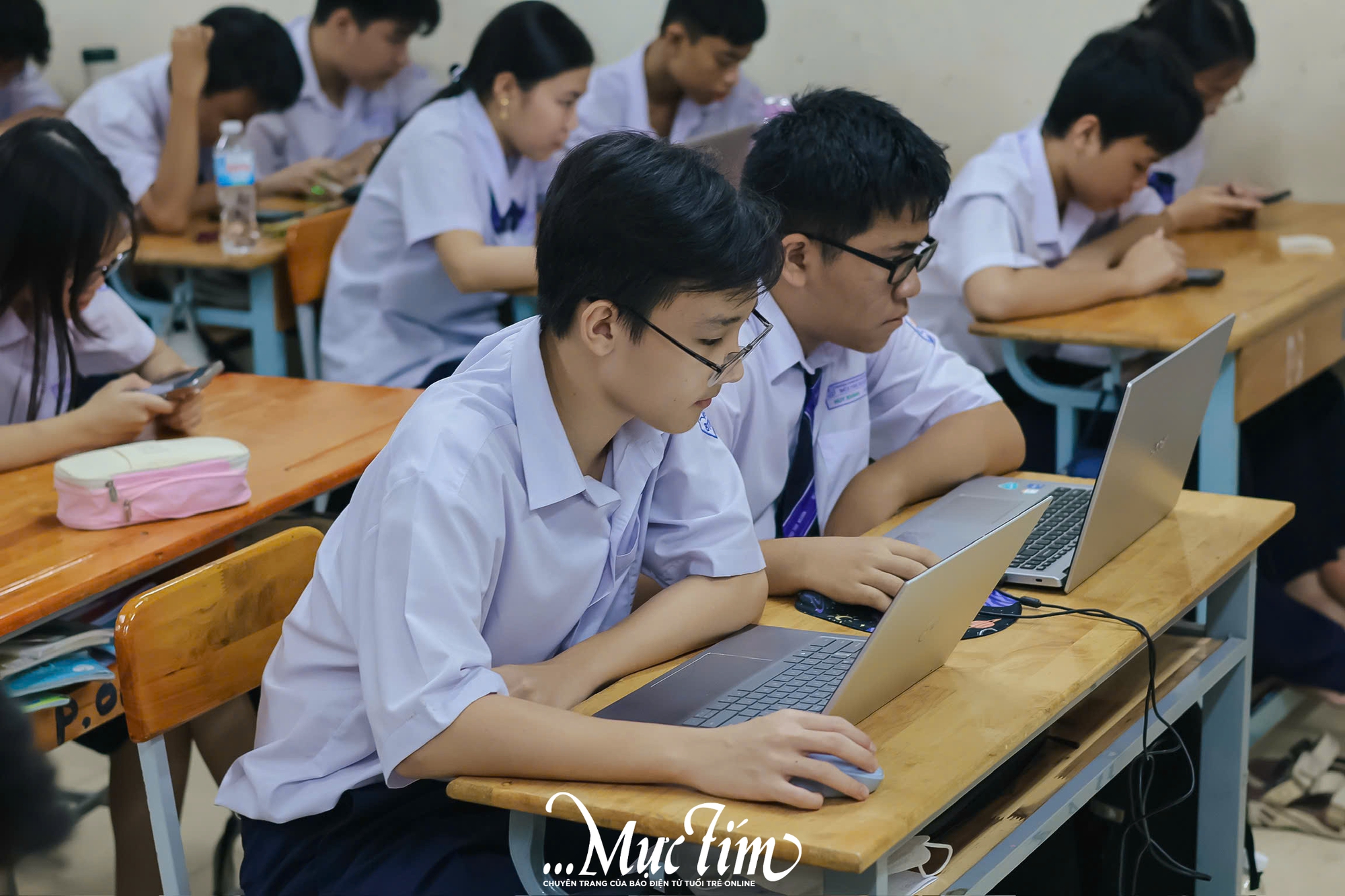 Học sinh Trường THPT Bùi Thị Xuân thi giữa kỳ trên máy tính, smartphone - Ảnh 1.