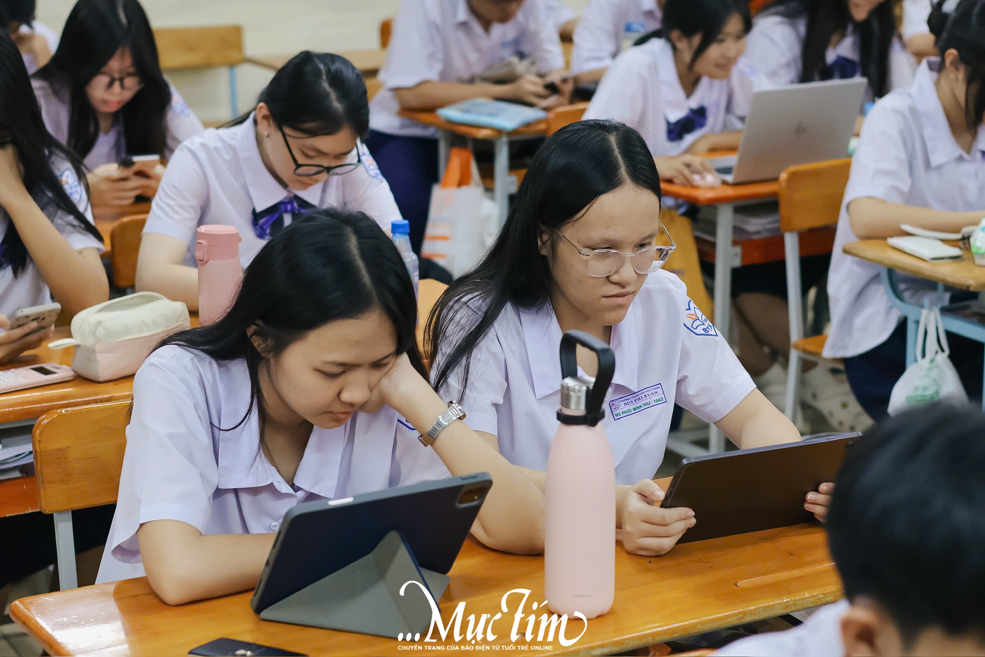 Học sinh Trường THPT Bùi Thị Xuân thi giữa kỳ trên máy tính, smartphone - Ảnh 4.