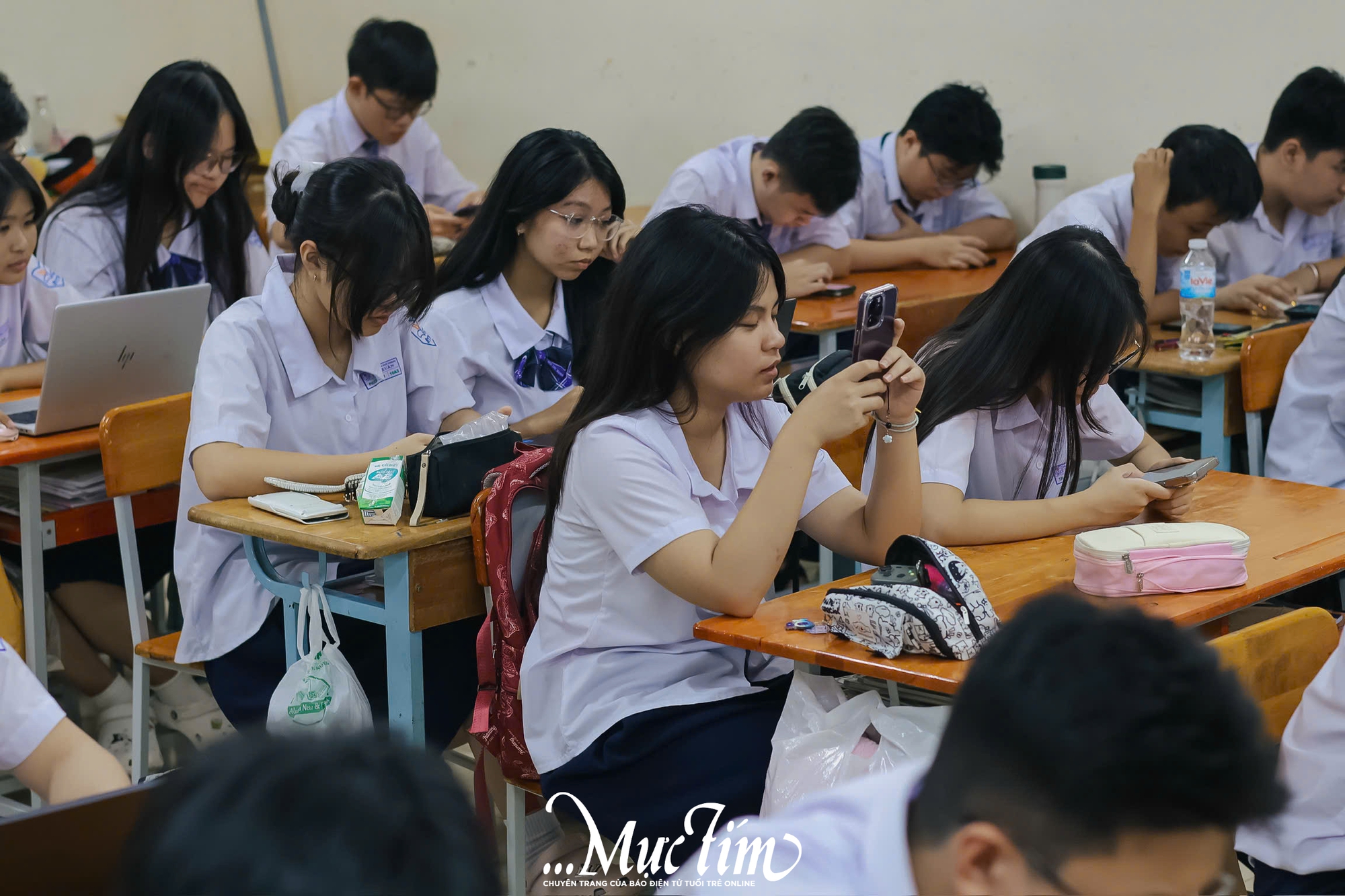 Học sinh Trường THPT Bùi Thị Xuân thi giữa kỳ trên máy tính, smartphone - Ảnh 5.
