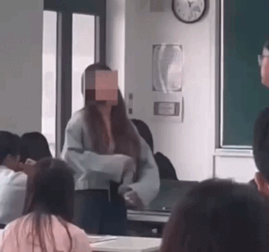 Hanoi university student apologizes after argument with lecturer over noodle eating in class goes viral- Ảnh 3. Hanoi university student apologizes after argument with lecturer over noodle eating in class goes viral- Ảnh 3.