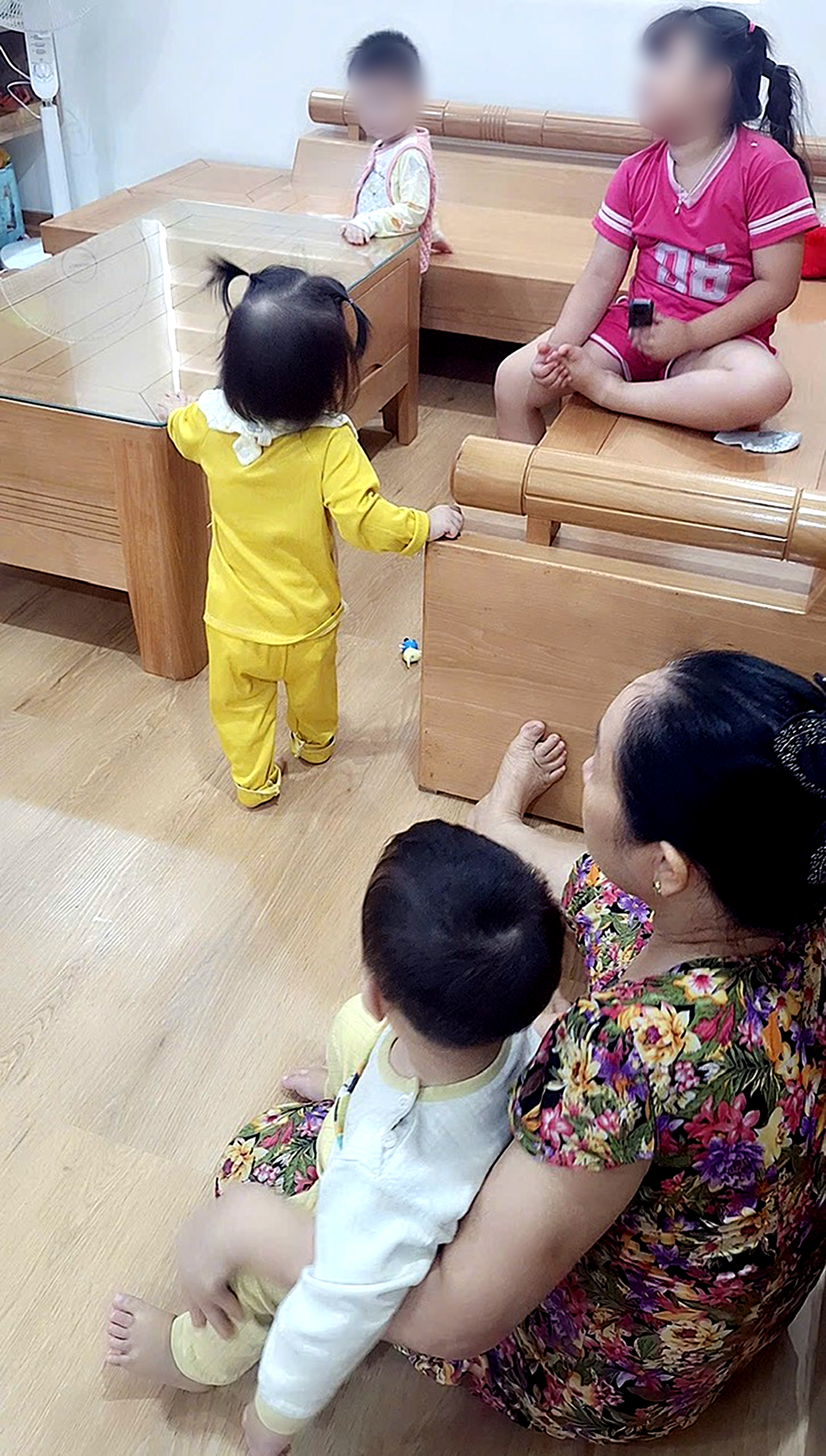 Chi hàng trăm nghìn đồng gửi con... tránh bão, kiếm chỗ 'khó như lên trời' - Ảnh 2.