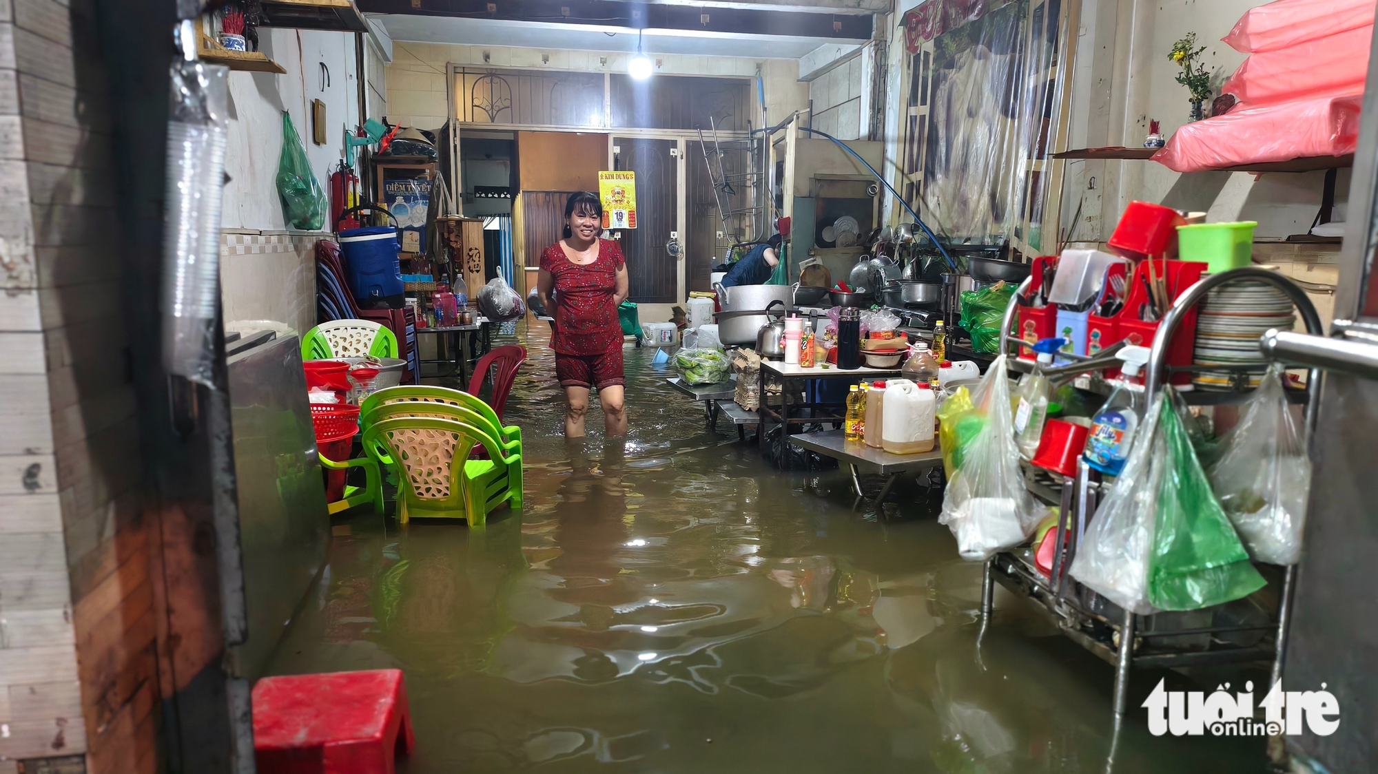 Triều cường tại TP.HCM dâng cao, người dân chật vật trên đường ngập về nhà  - Ảnh 2.