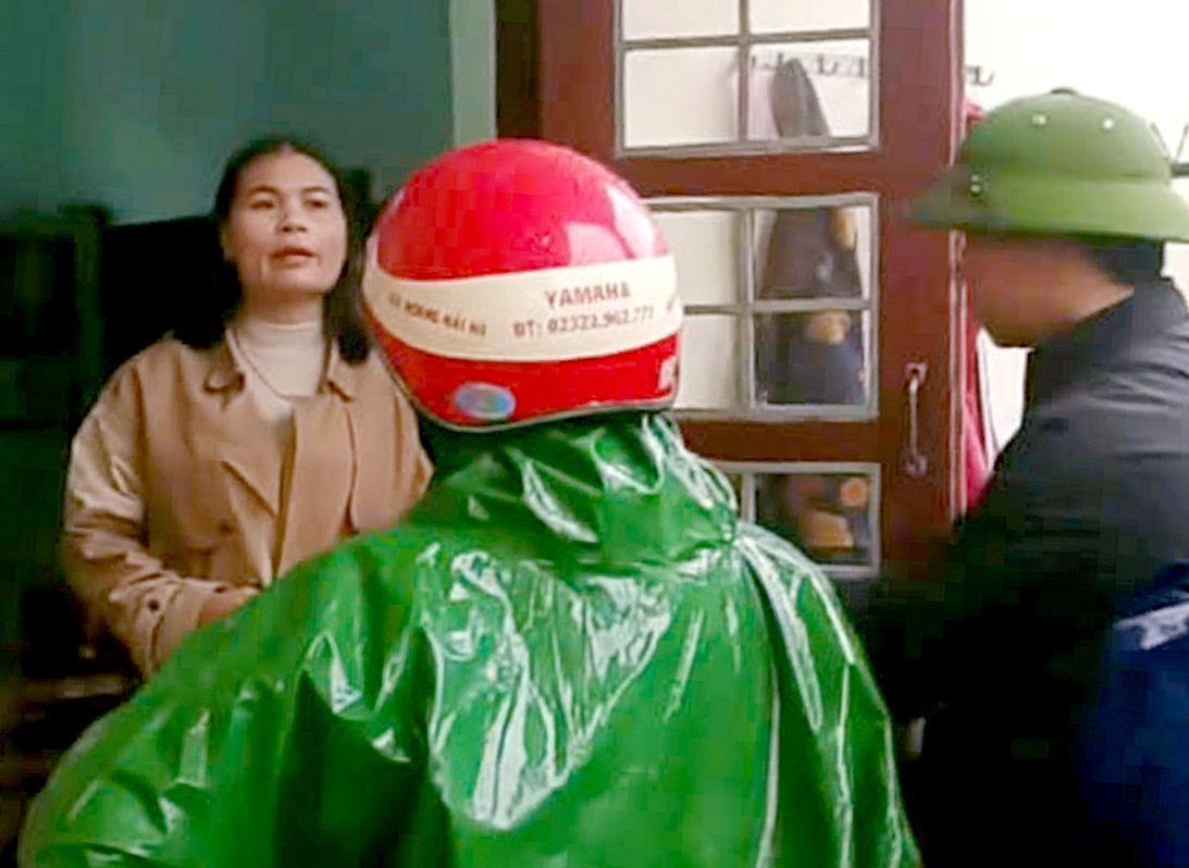 Nữ hiệu phó 'vụ học sinh ngộ độc' mở phòng làm việc khi đang bị đình chỉ, phụ huynh phản ứng dữ dội - Ảnh 1.