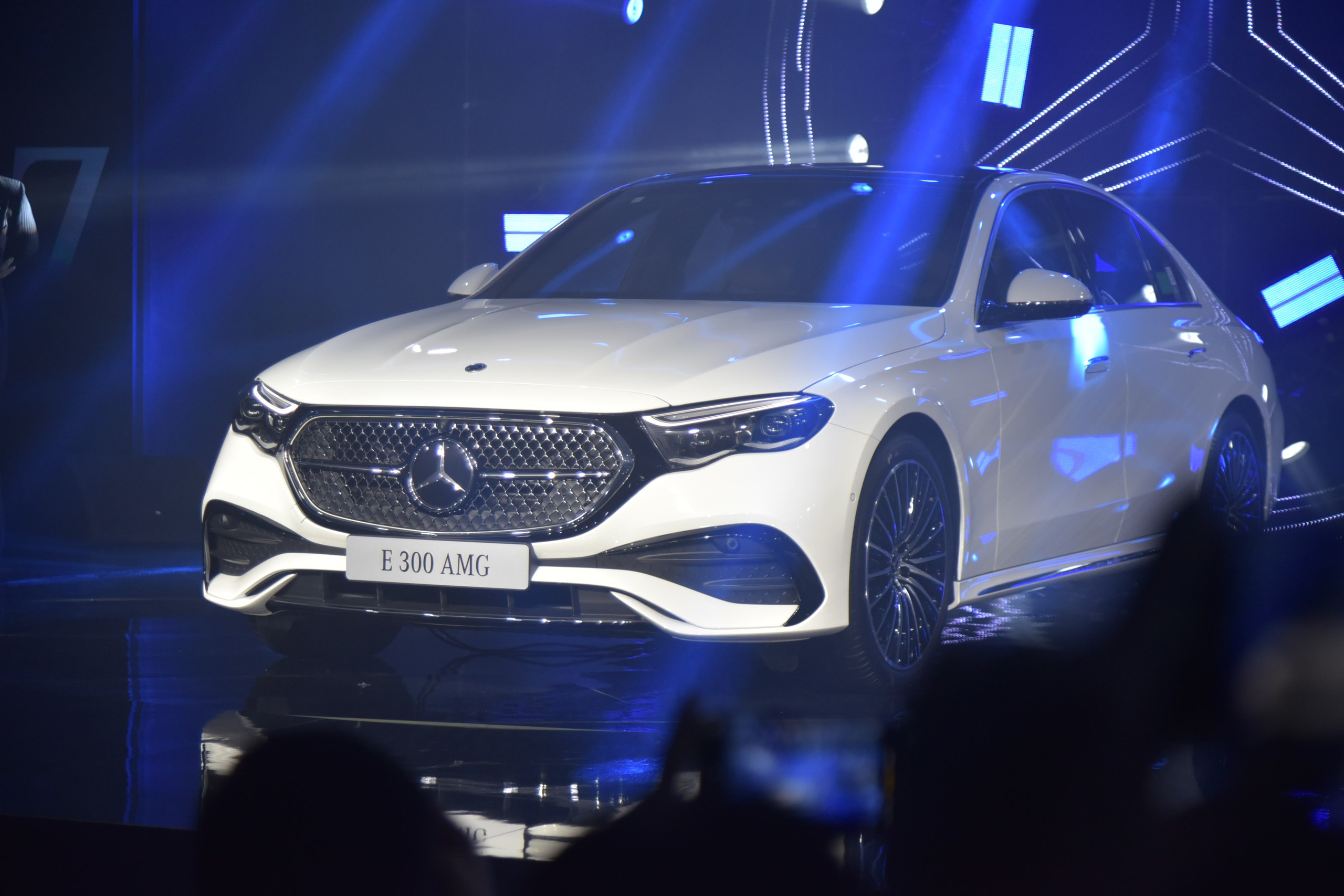 Mercedes-Benz E-Class - Ảnh 4.