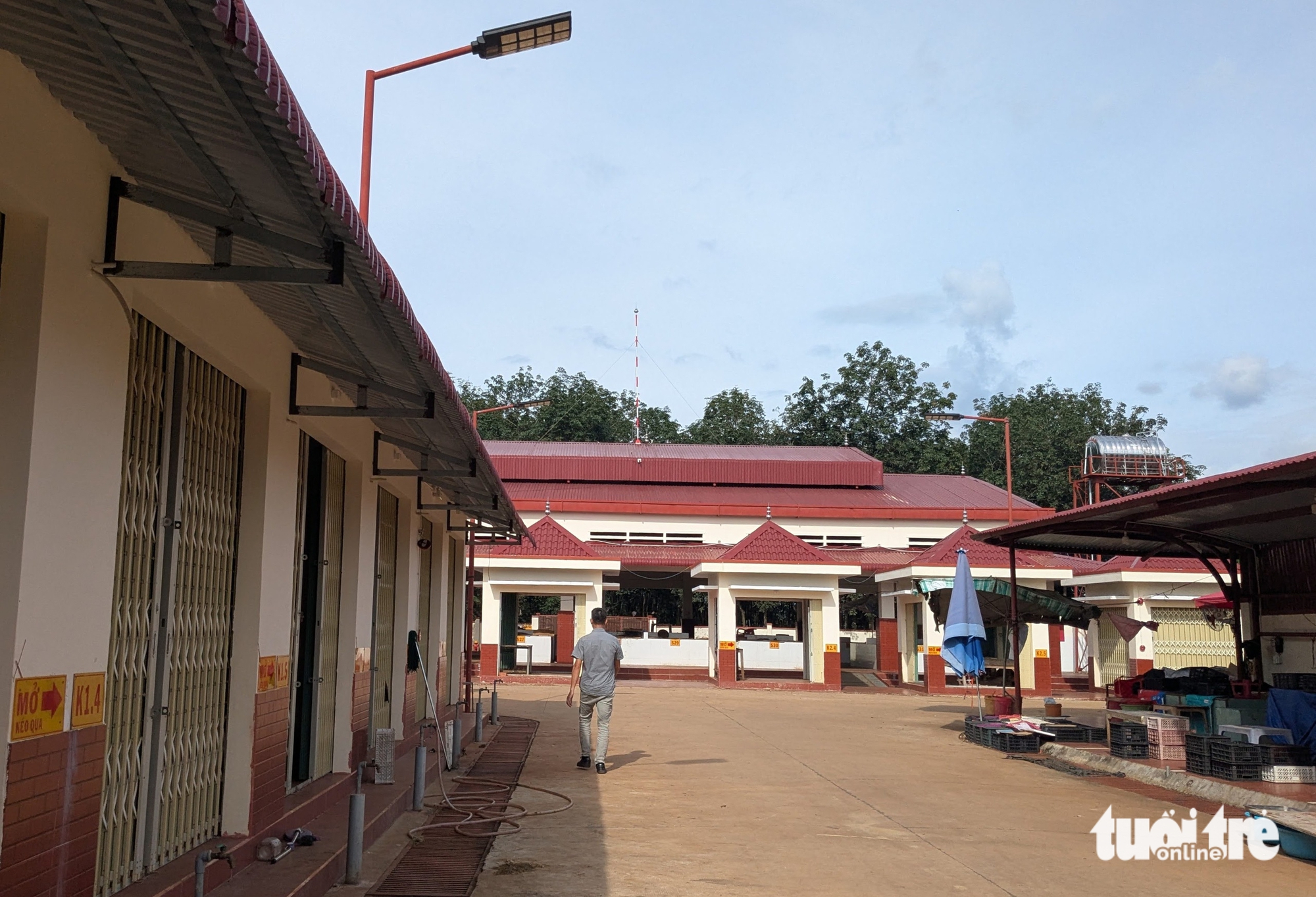 Chợ tự phát tràn ra quốc lộ 14 còn chợ đầu tư tiền tỉ bỏ hoang - Ảnh 4.