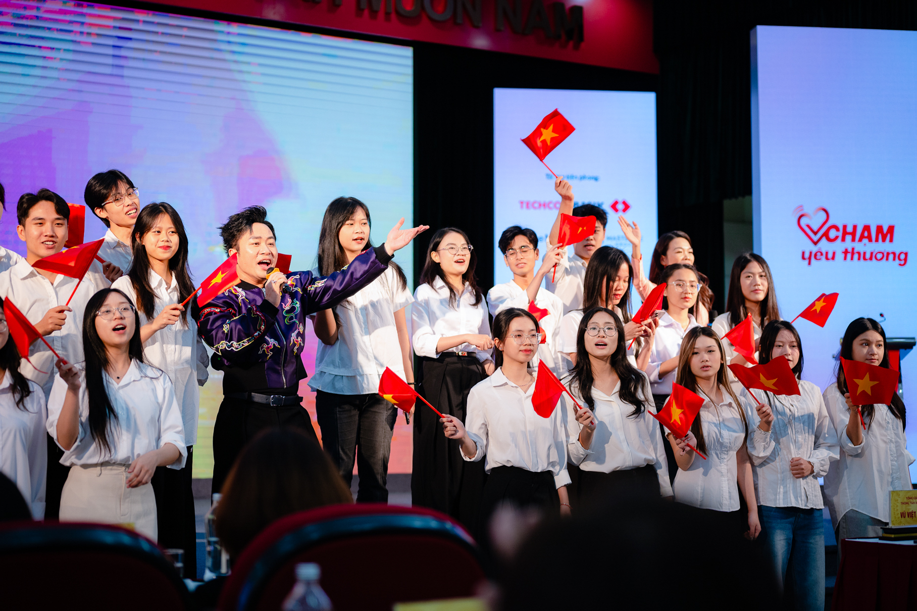 Chính thức ra mắt quỹ từ thiện Chạm Yêu Thương - Ảnh 4.