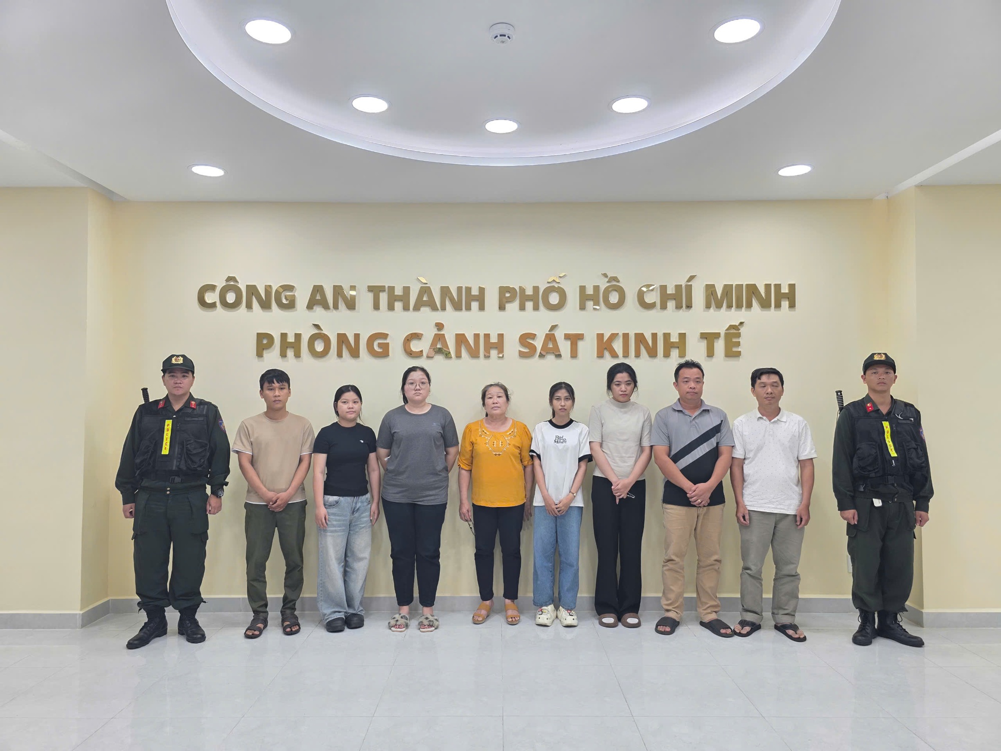 Phá đường dây sản xuất nước hoa giả quy mô lớn, thu giữ gần 20.000 chai - Ảnh 1. nước hoa - Ảnh 1.