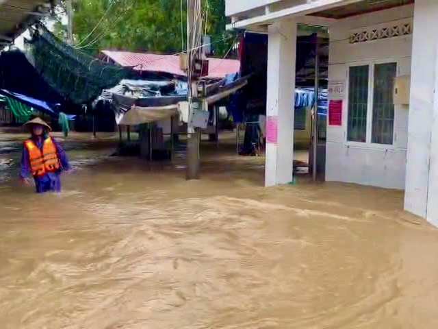 Mưa to, nước lũ ào ạt đổ về, người đi chợ tháo chạy, tiểu thương khẩn cấp di dời- Ảnh 3. Mưa to, nước lũ ào ạt đổ về, người đi chợ tháo chạy, tiểu thương không kịp trở tay - Ảnh 3.