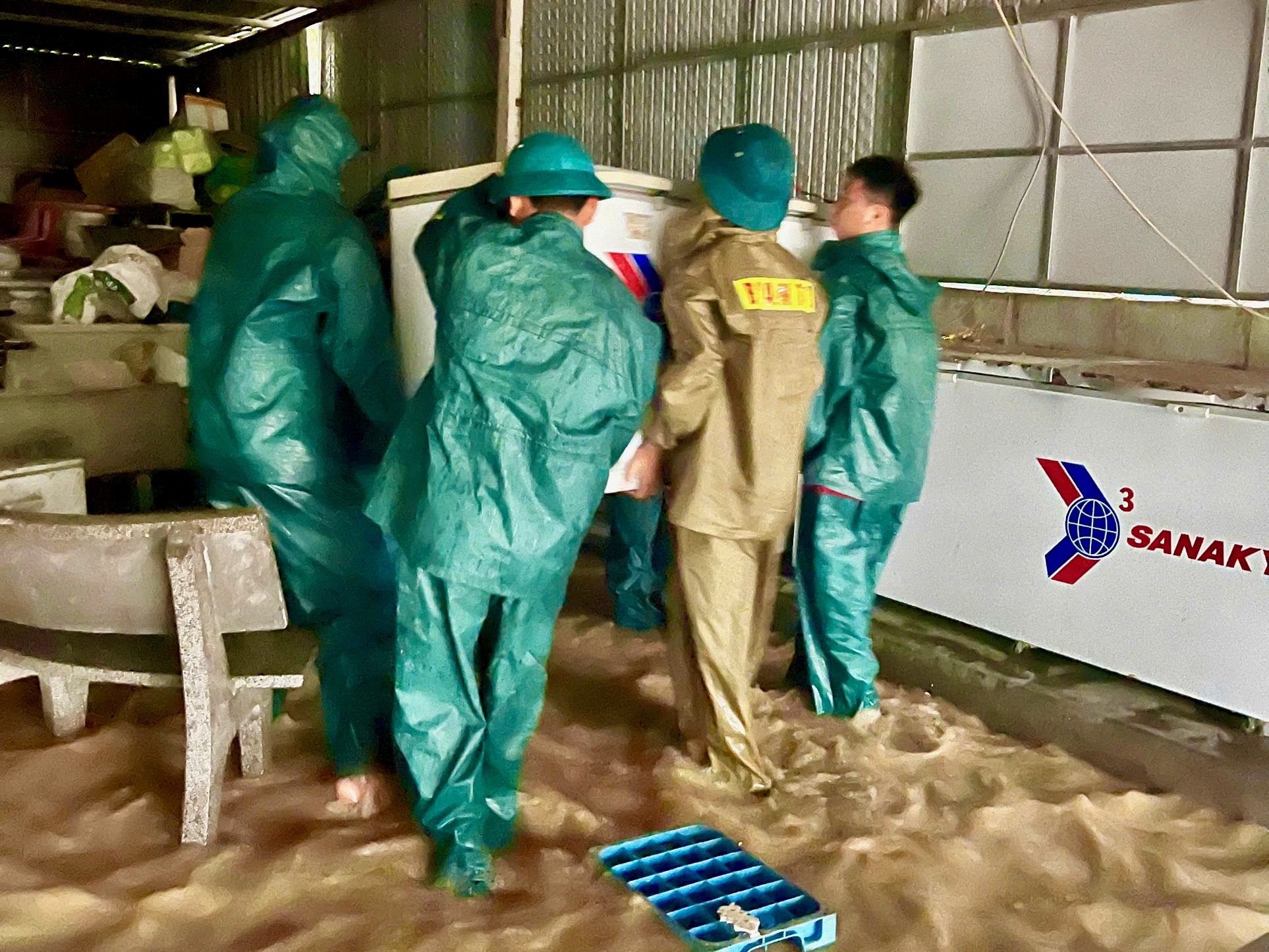Mưa to, nước lũ ào ạt đổ về, người đi chợ tháo chạy, tiểu thương khẩn cấp di dời- Ảnh 6. mưa to - Ảnh 6.