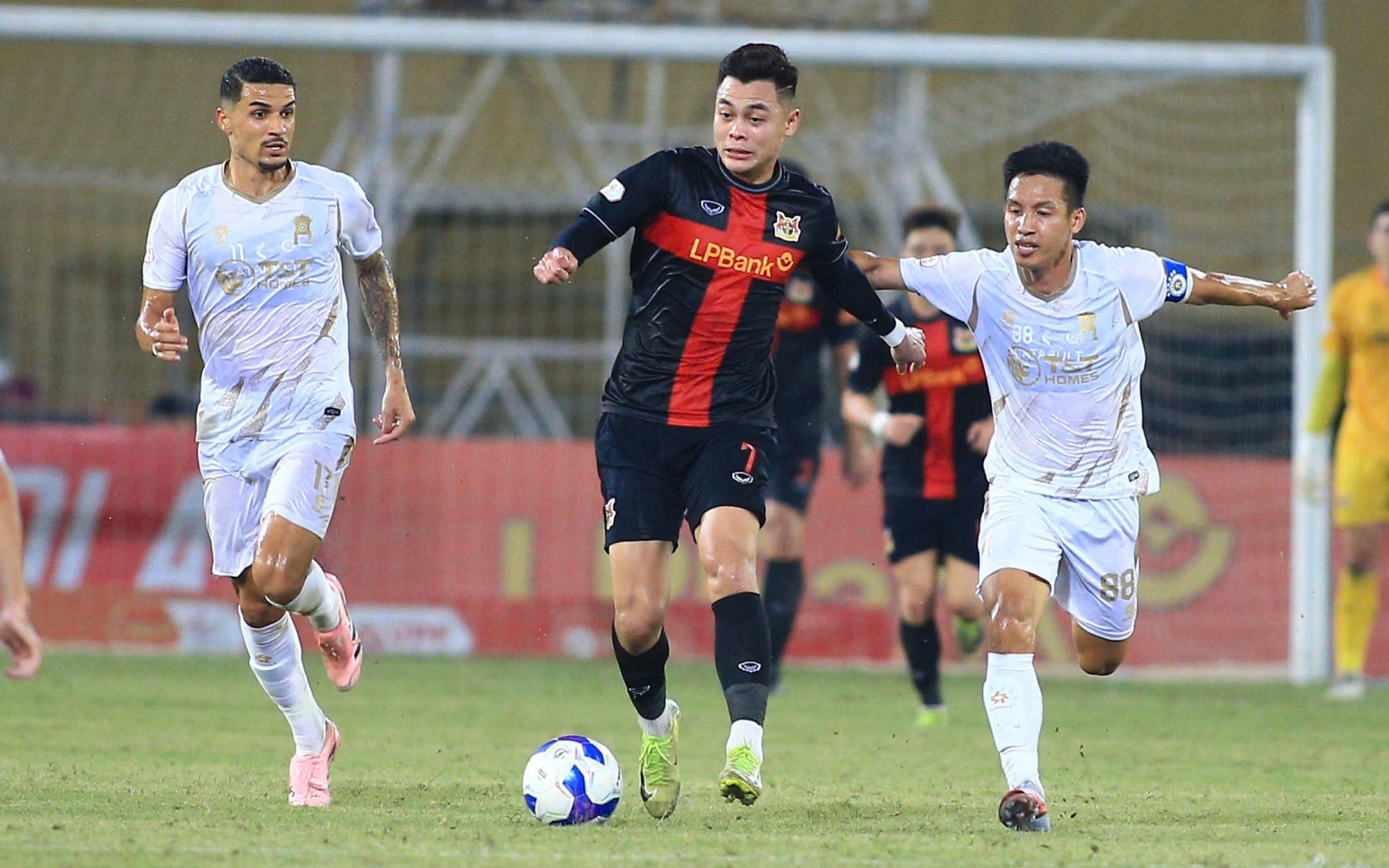 Thắng ngược PVF-CAND, Ninh Bình tiếp tục bất bại tại V-League 1 - Ảnh 2.