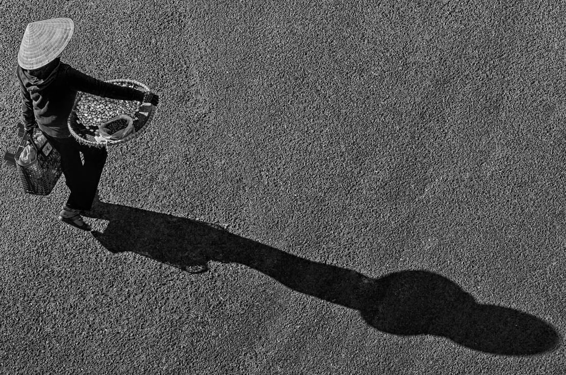 Award-winning photographer celebrates 25 years capturing Vietnamese life - Ảnh 10.