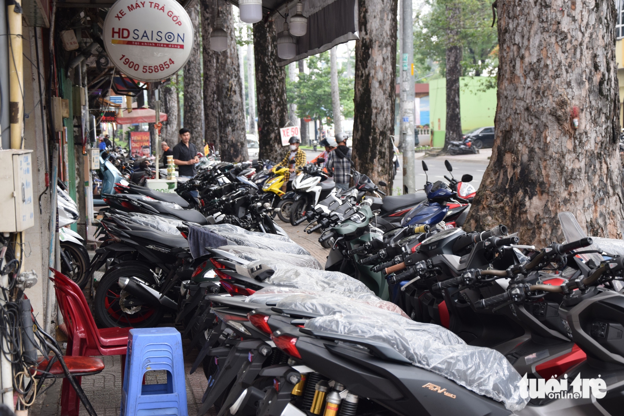 Hiện trạng lấn chiếm vỉa hè trên các con đường bị Sở Xây dựng TP.HCM 'điểm tên' - Ảnh 10.