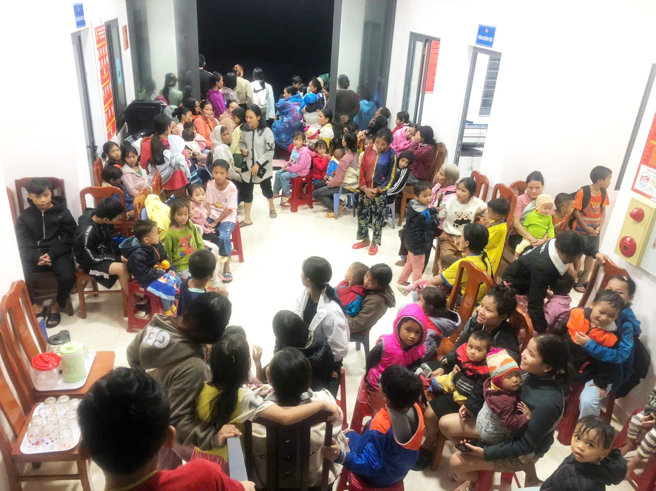 200 người ở nơi có nguy cơ sạt lở được di dời đến trụ sở công an xã, và bữa tối ấm tình người - Ảnh 4.
