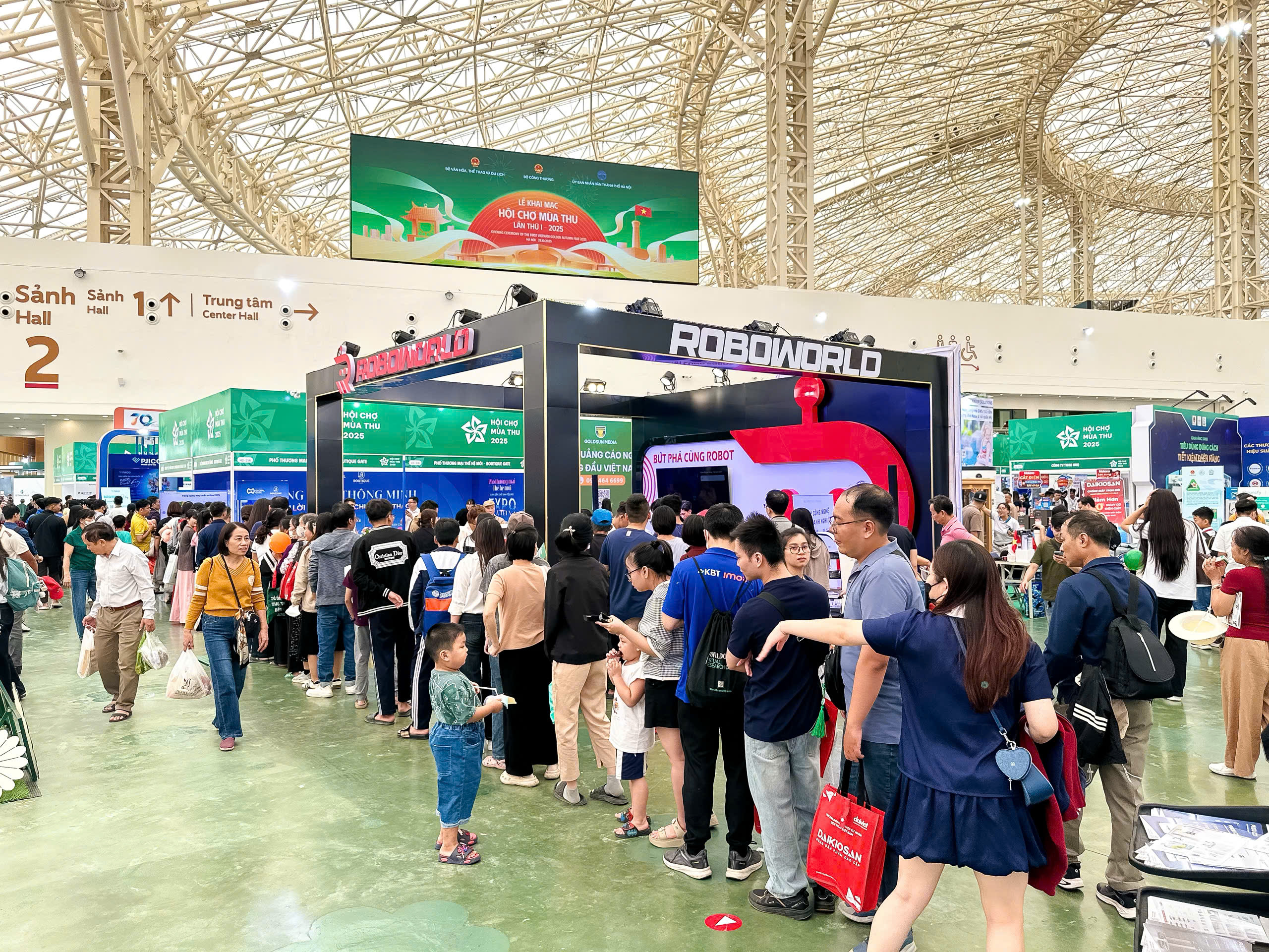Du khách nườm nượp mua sắm ở Hội chợ Mùa thu, nhiều gian hàng giảm giá tới 70% - Ảnh 6.