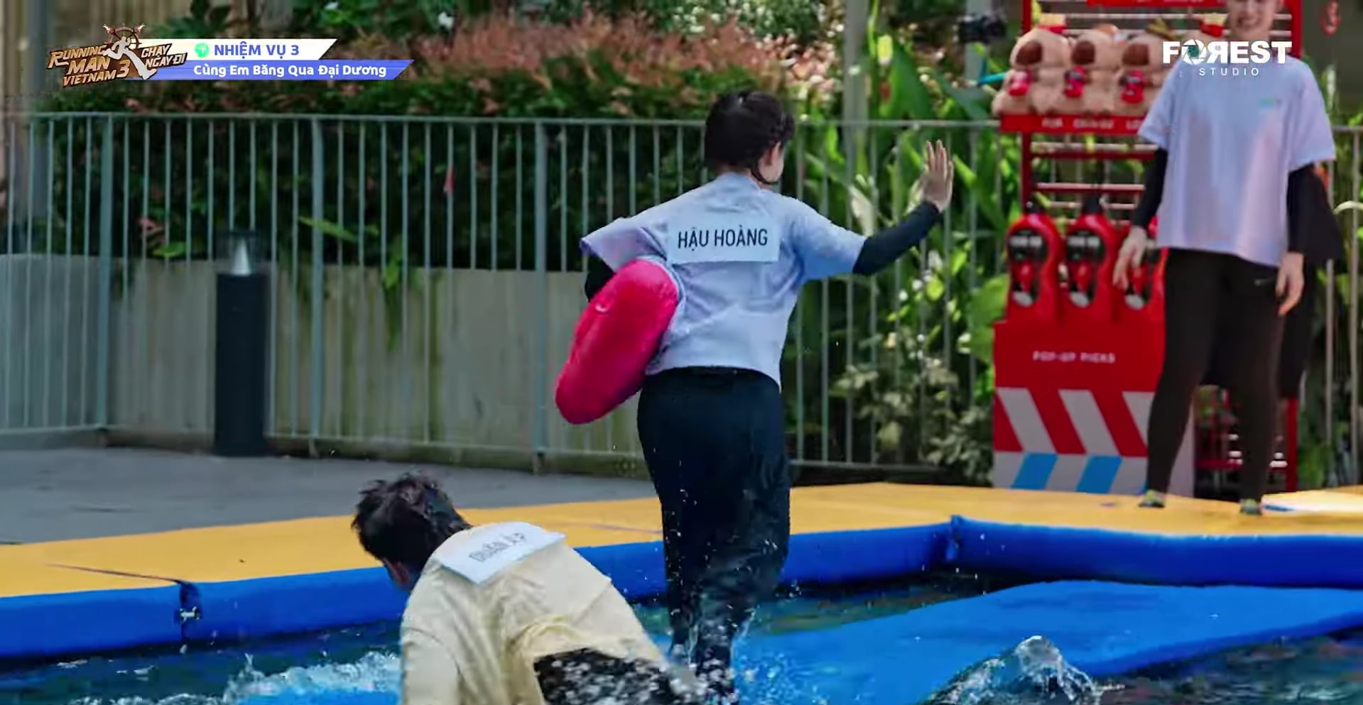 Running man tập 4: Diệu Nhi-Anh Tú đối đầu, 2 gián điệp lộ diện - Ảnh 7. Running man tập 4: Diệu Nhi-Anh Tú đối đầu, 2 gián điệp lộ diện - Ảnh 7.