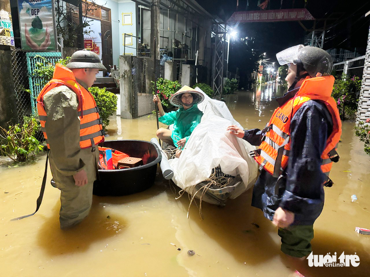 Ảnh trong bài viết: 'Rốn lũ' ven sông Vu Gia ngập sâu, di dời dân trong đêm 'Rốn lũ' ven sông Vu Gia ngập sâu, di dời dân trong đêm - Ảnh 2.