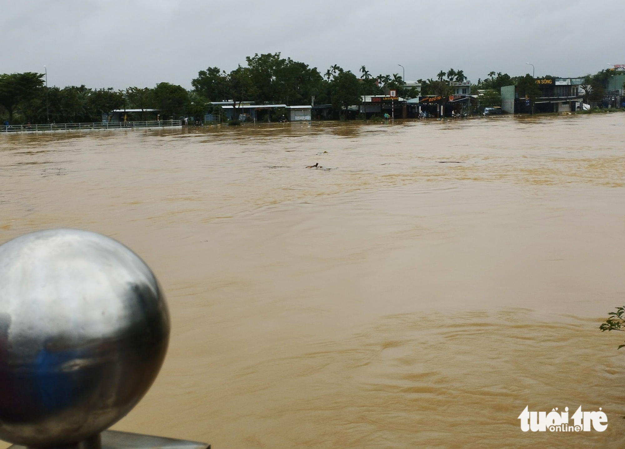 Ảnh trong bài viết: 'Rốn lũ' ven sông Vu Gia ngập sâu, di dời dân trong đêm vu gia - Ảnh 3.