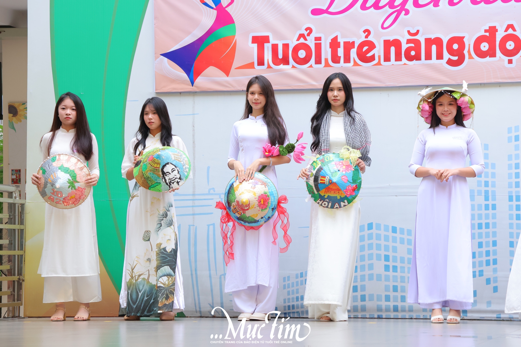 Nét duyên dáng của nữ sinh Trường THPT Dương Văn Thì trong tà áo dài trắng tinh khôi - Ảnh 1.