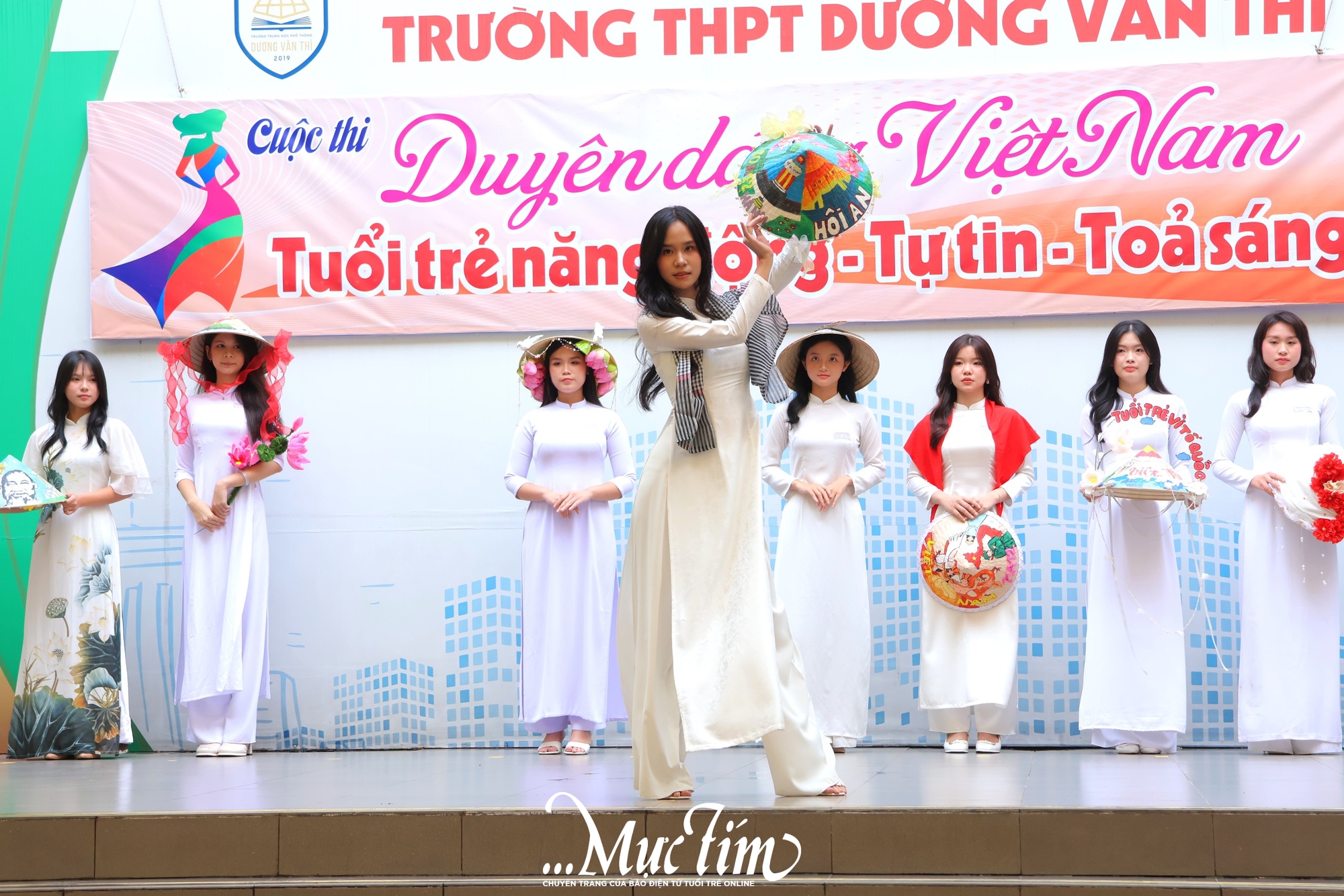 Nét duyên dáng của nữ sinh Trường THPT Dương Văn Thì trong tà áo dài trắng tinh khôi - Ảnh 2.