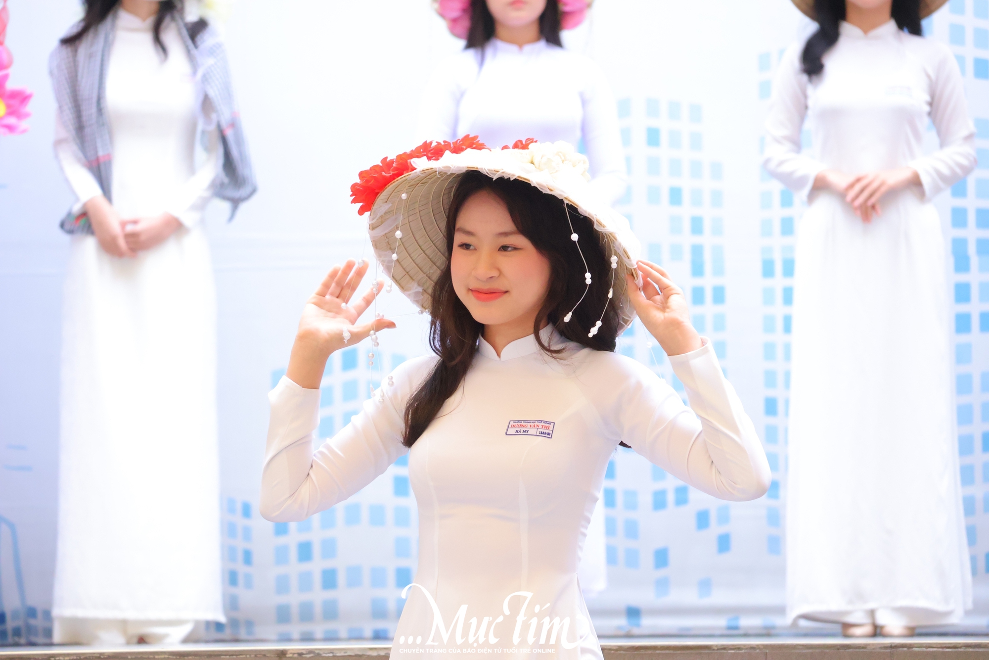 Nét duyên dáng của nữ sinh Trường THPT Dương Văn Thì trong tà áo dài trắng tinh khôi - Ảnh 11.