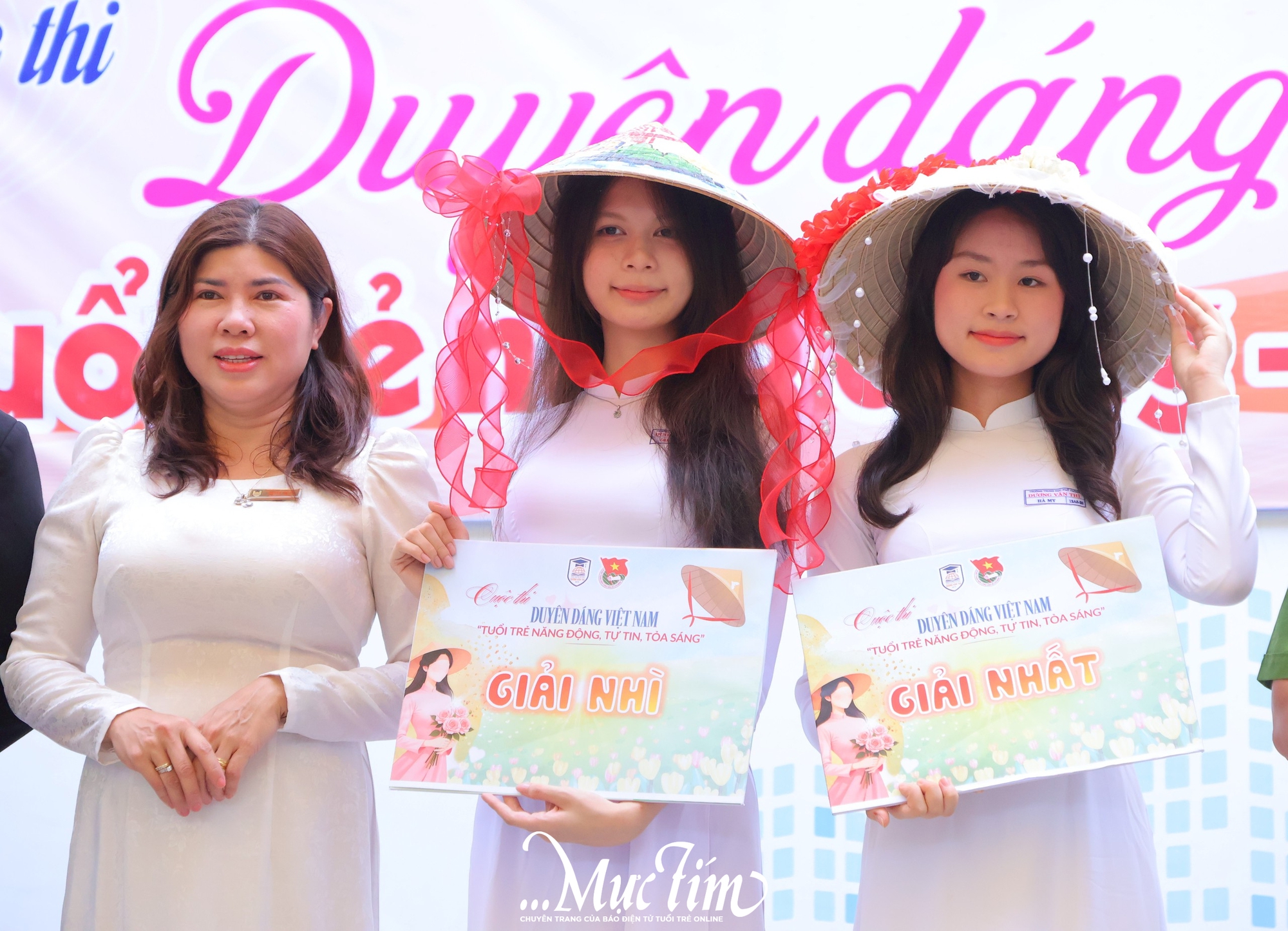 Nét duyên dáng của nữ sinh Trường THPT Dương Văn Thì trong tà áo dài trắng tinh khôi - Ảnh 14.