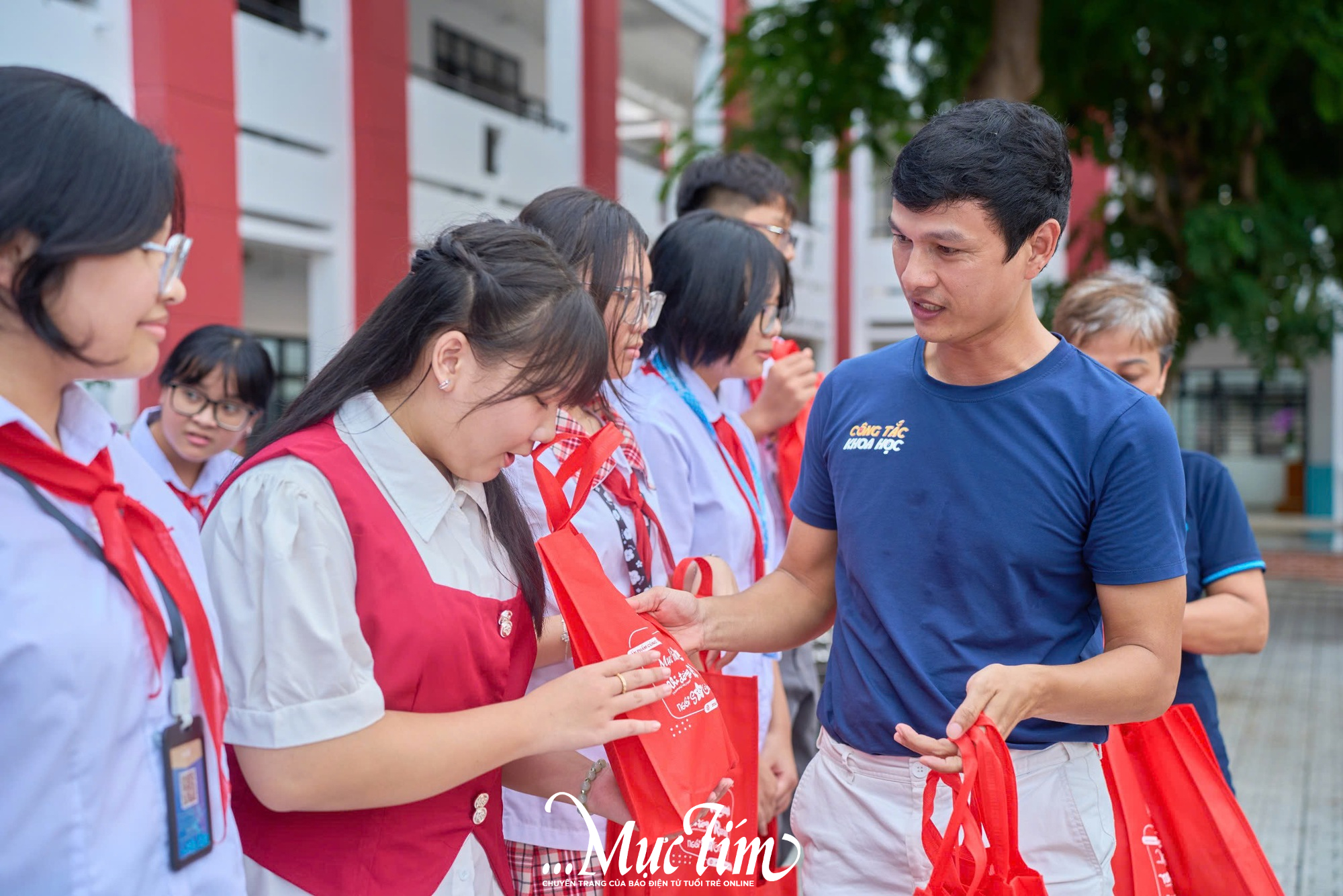 Công tắc khoa học 2025 khởi đầu sôi nổi tại Trường THCS Hoàng Hoa Thám- Ảnh 8. Công tắc khoa học 2025 khởi đầu sôi nổi tại Trường THCS Hoàng Hoa Thám- Ảnh 8.
