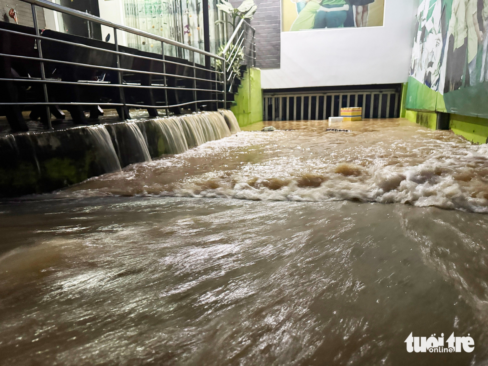 nước lũ - Ảnh 1.